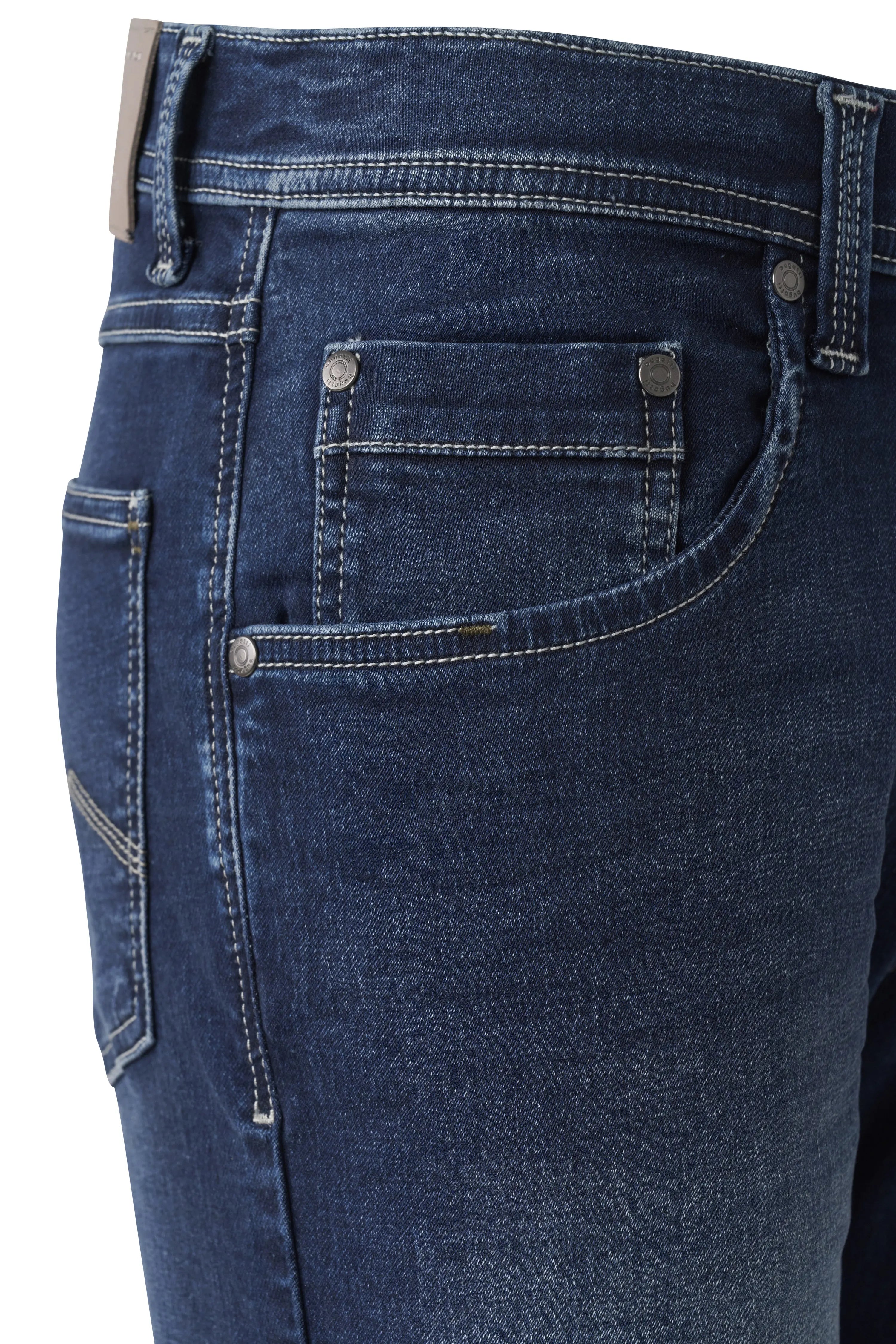 Jeans in Dunkelblau, Detailansicht der Taschen und Nähte. Büstenbild.