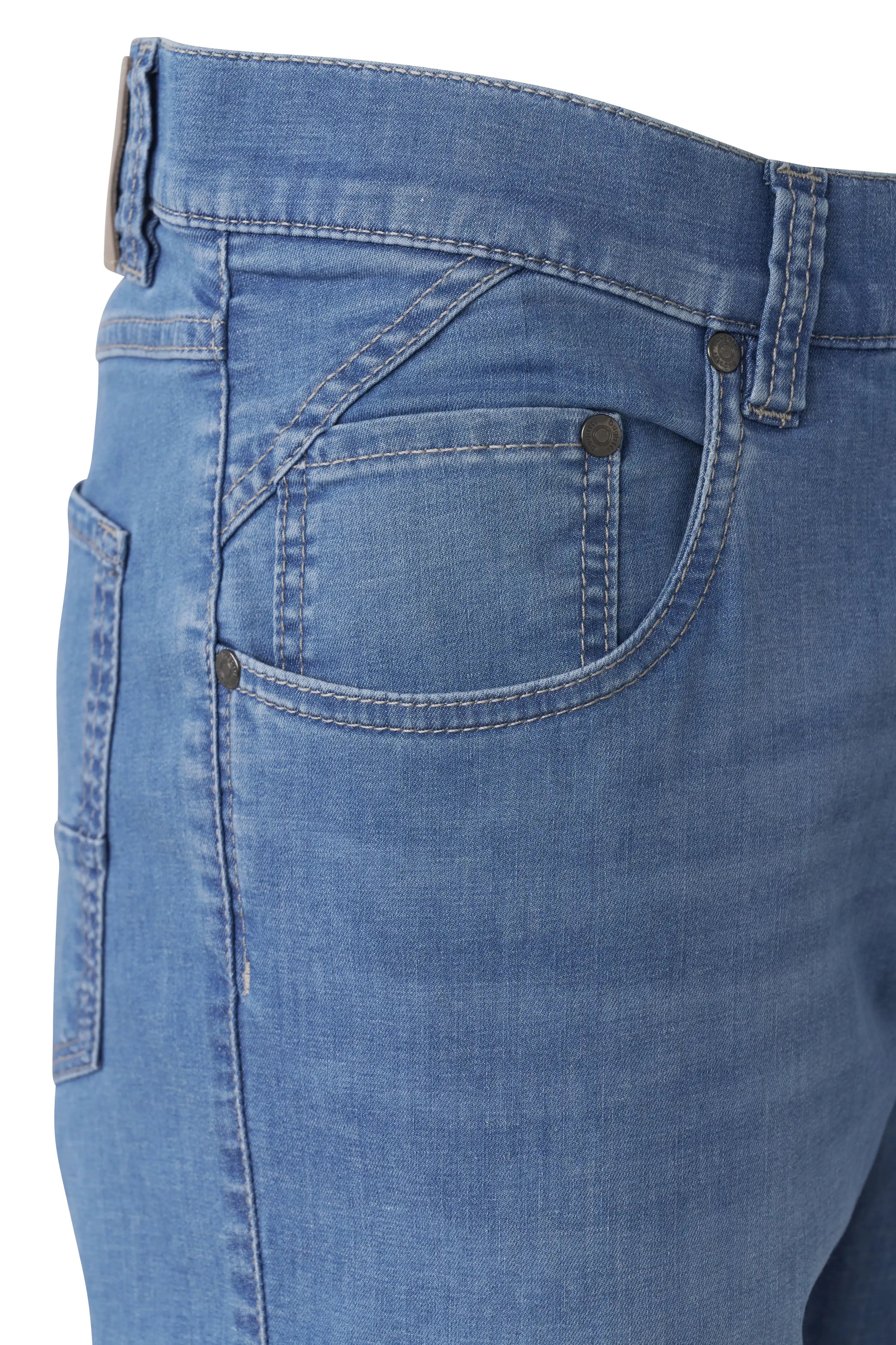 Hellblaue bugatti Jeans, Detailansicht der Tasche, Büstenbild.