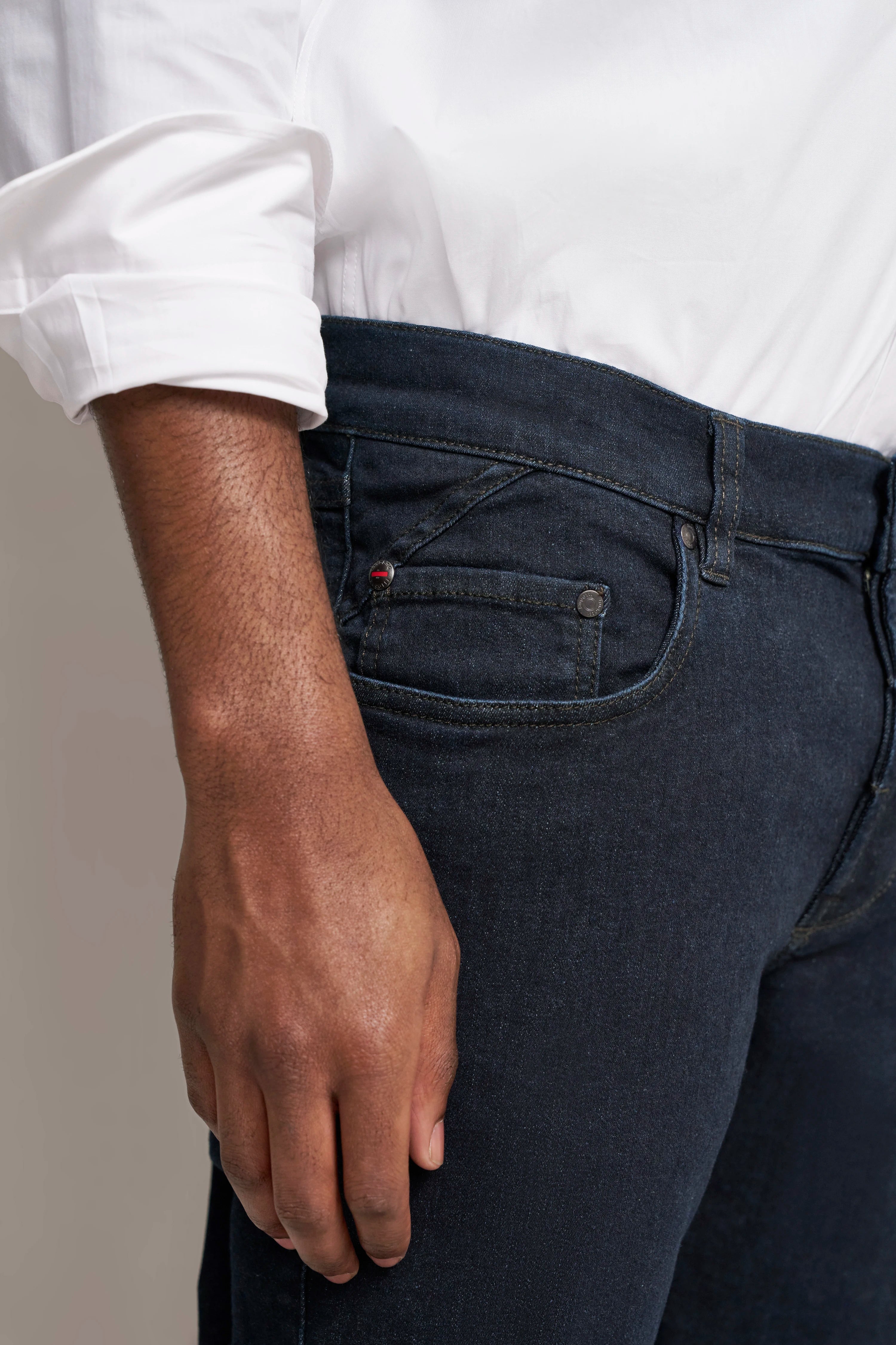 Dunkelblaue bugatti Jeans, Rückansicht, legeres Büstenbild, klassische Taschen.