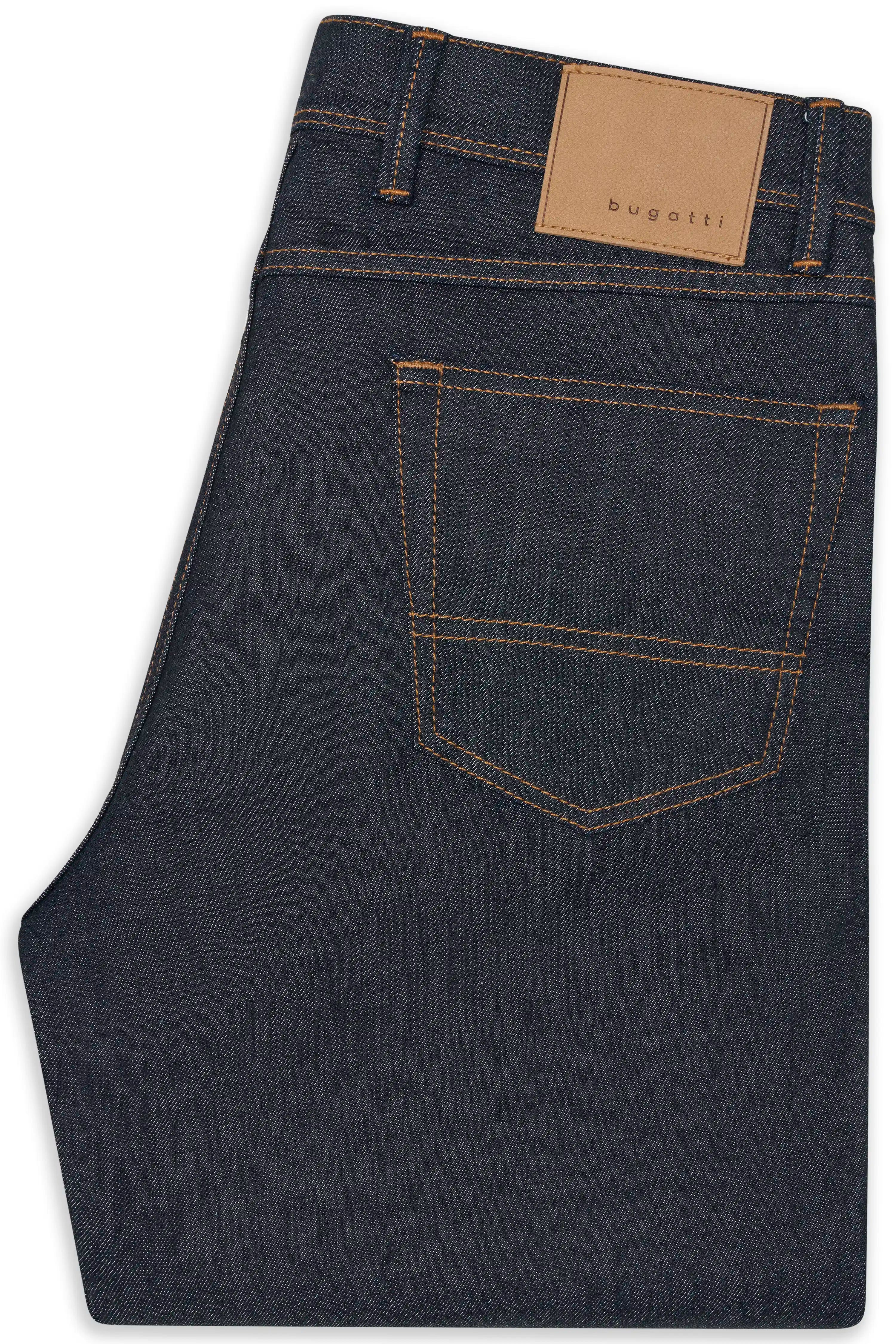Dunkelblaue bugatti Jeans, Detailansicht Rückseite, mit braunem Label.