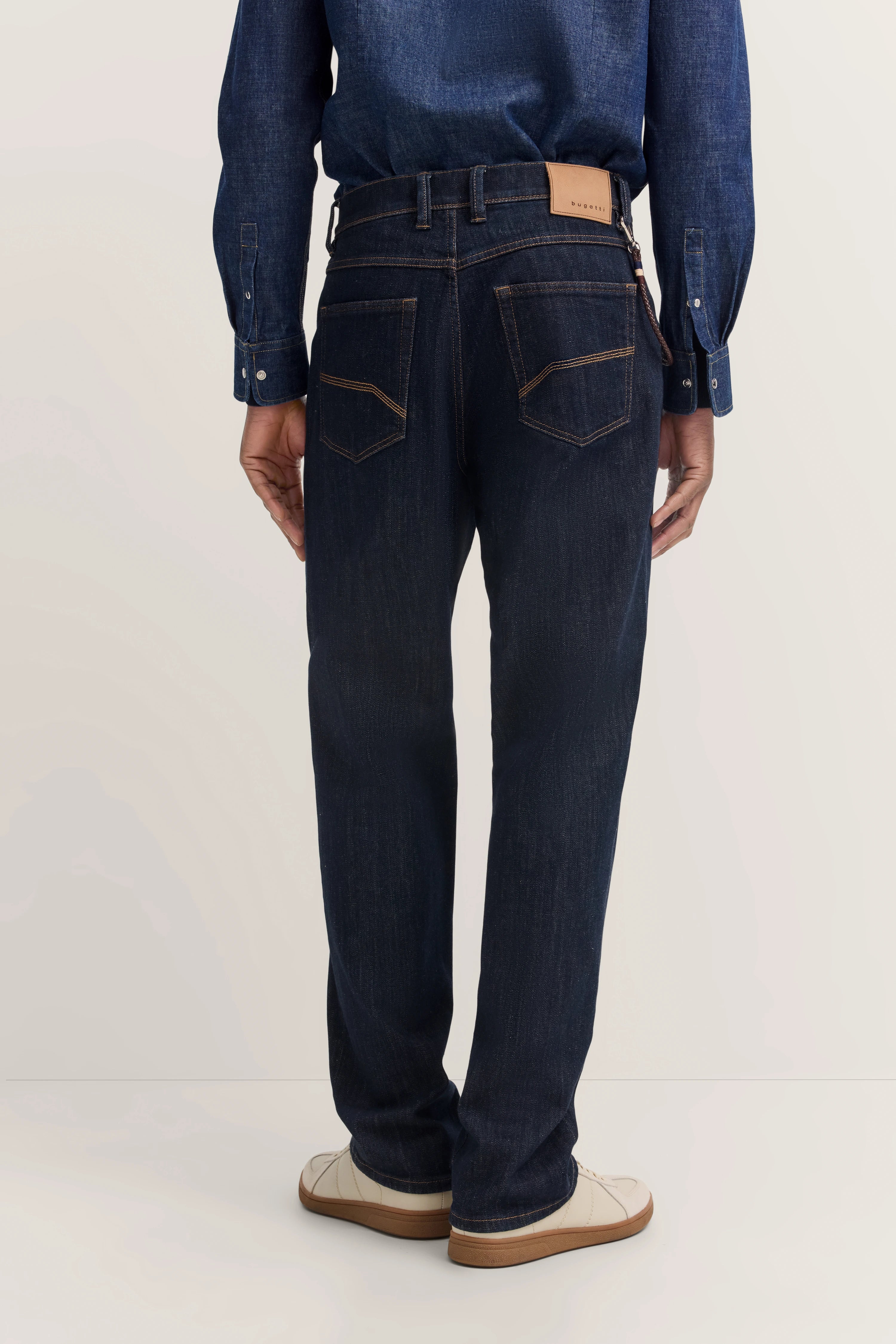 Dunkelblaue Jeans und Hemd, Rückansicht, legeres Modelbild, bugatti Stil.