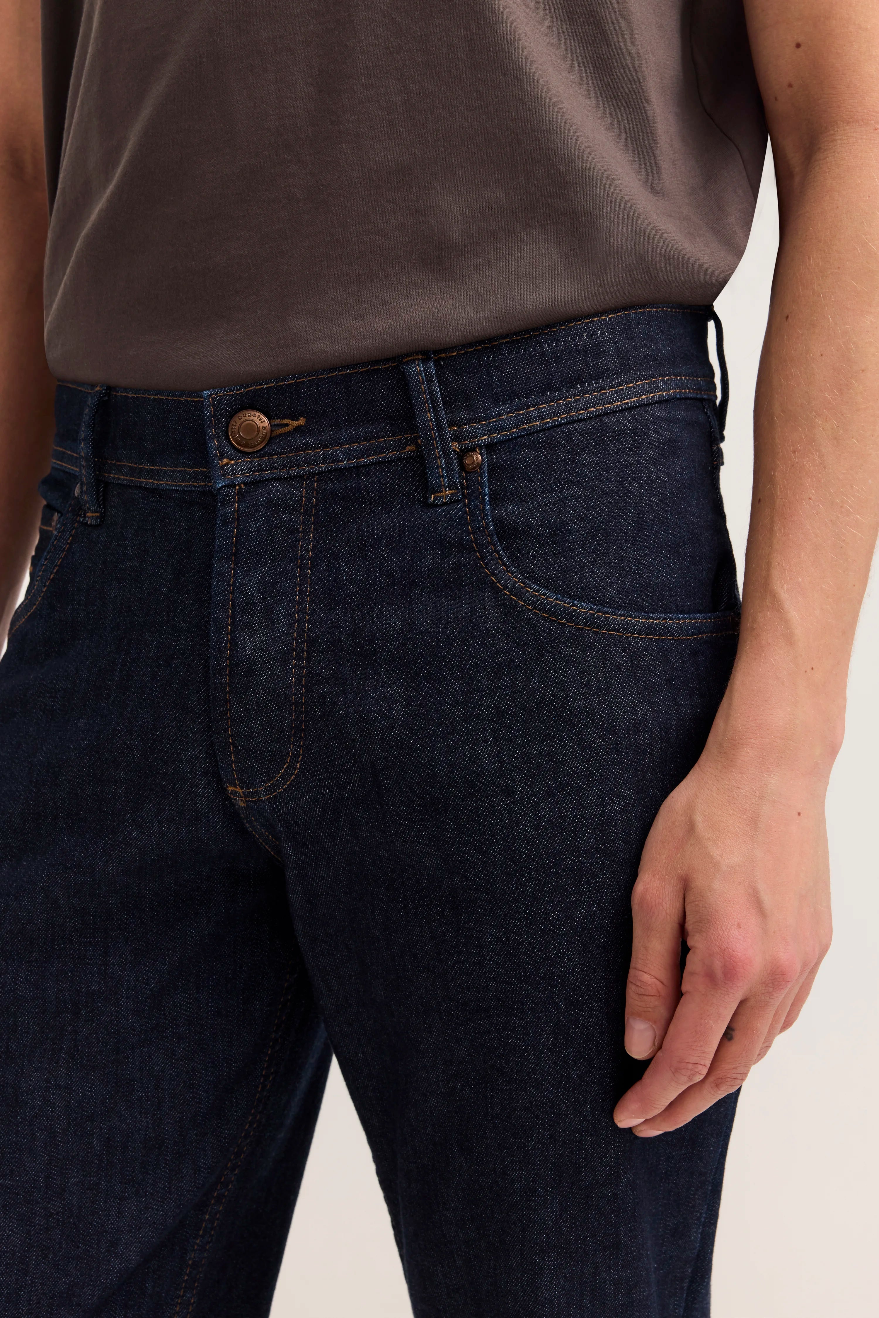 Dunkelblaue Jeans von bugatti, legerer Look, Frontansicht, Detailaufnahme der Hüfte und Hand.