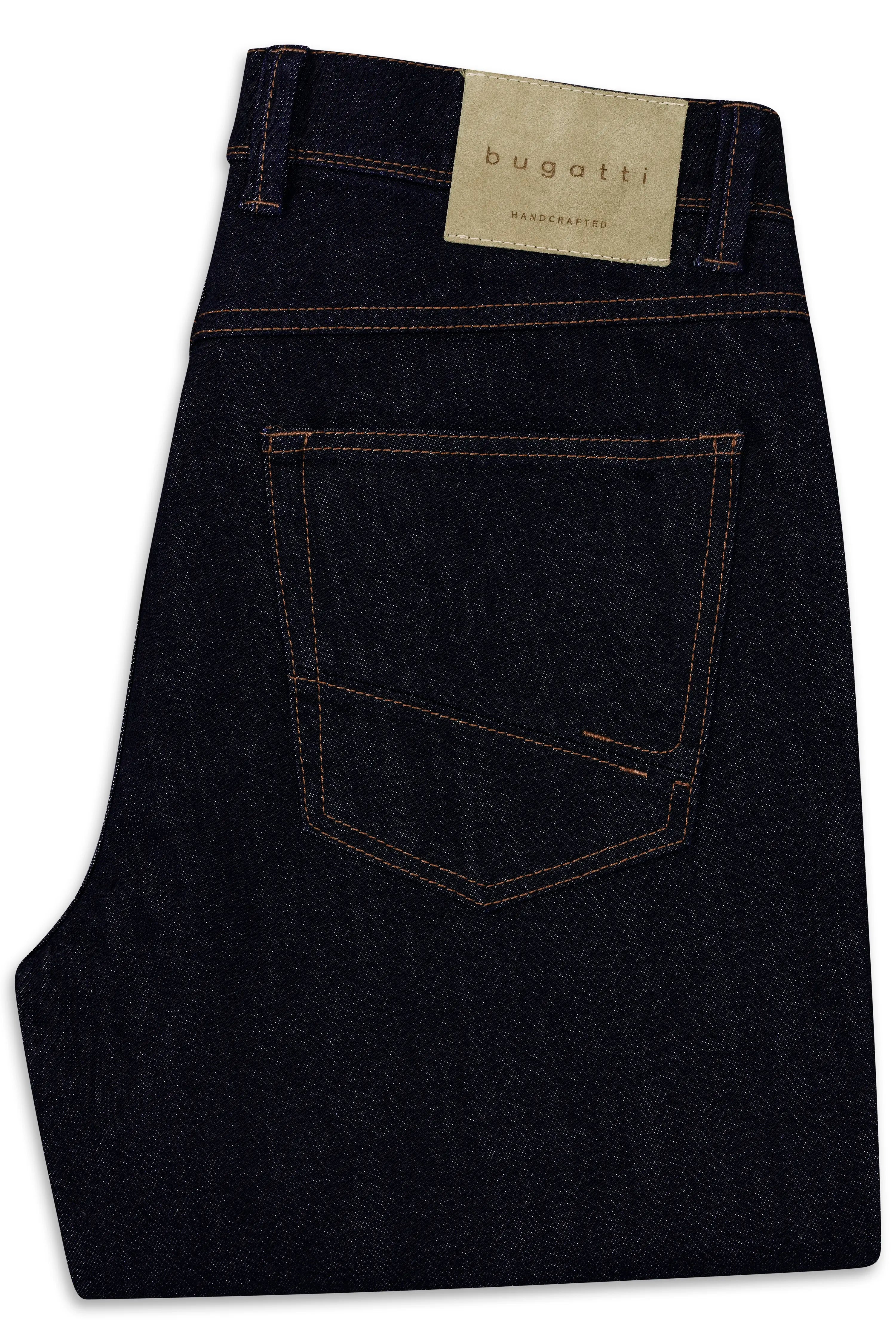 Dunkelblaue bugatti Jeans, Nahaufnahme mit Label, legeres Design.
