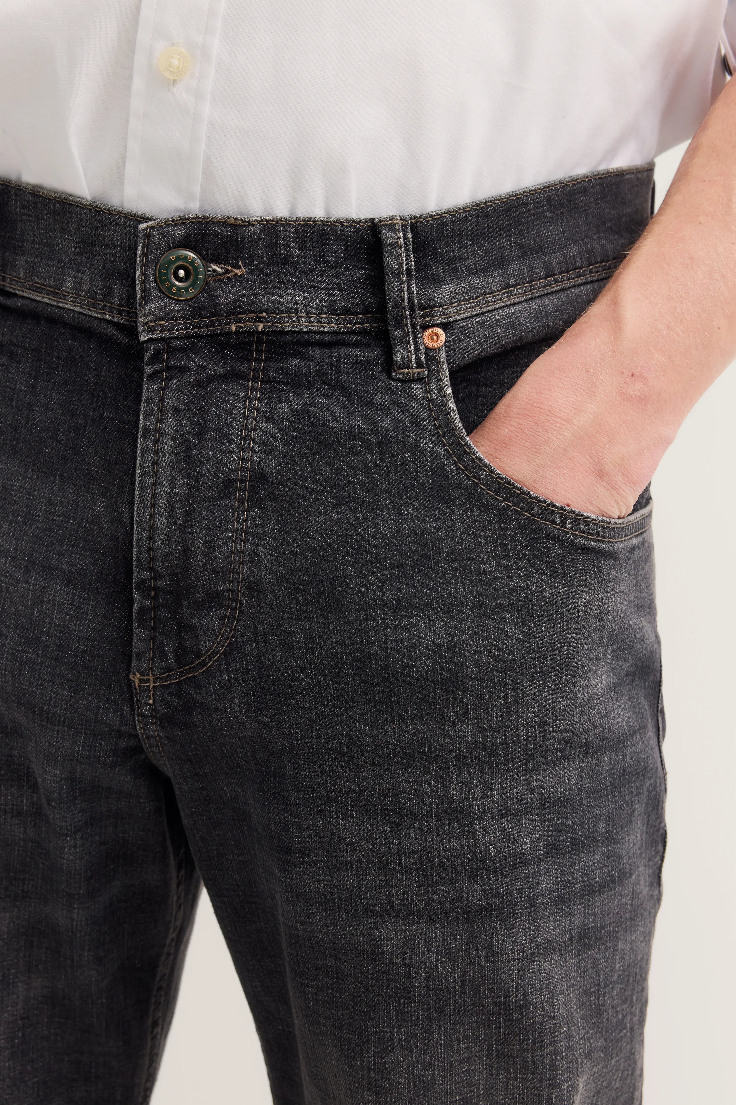 Dunkelgraue Jeans von bugatti, legeres Büstenbild, Hand in Hosentasche.