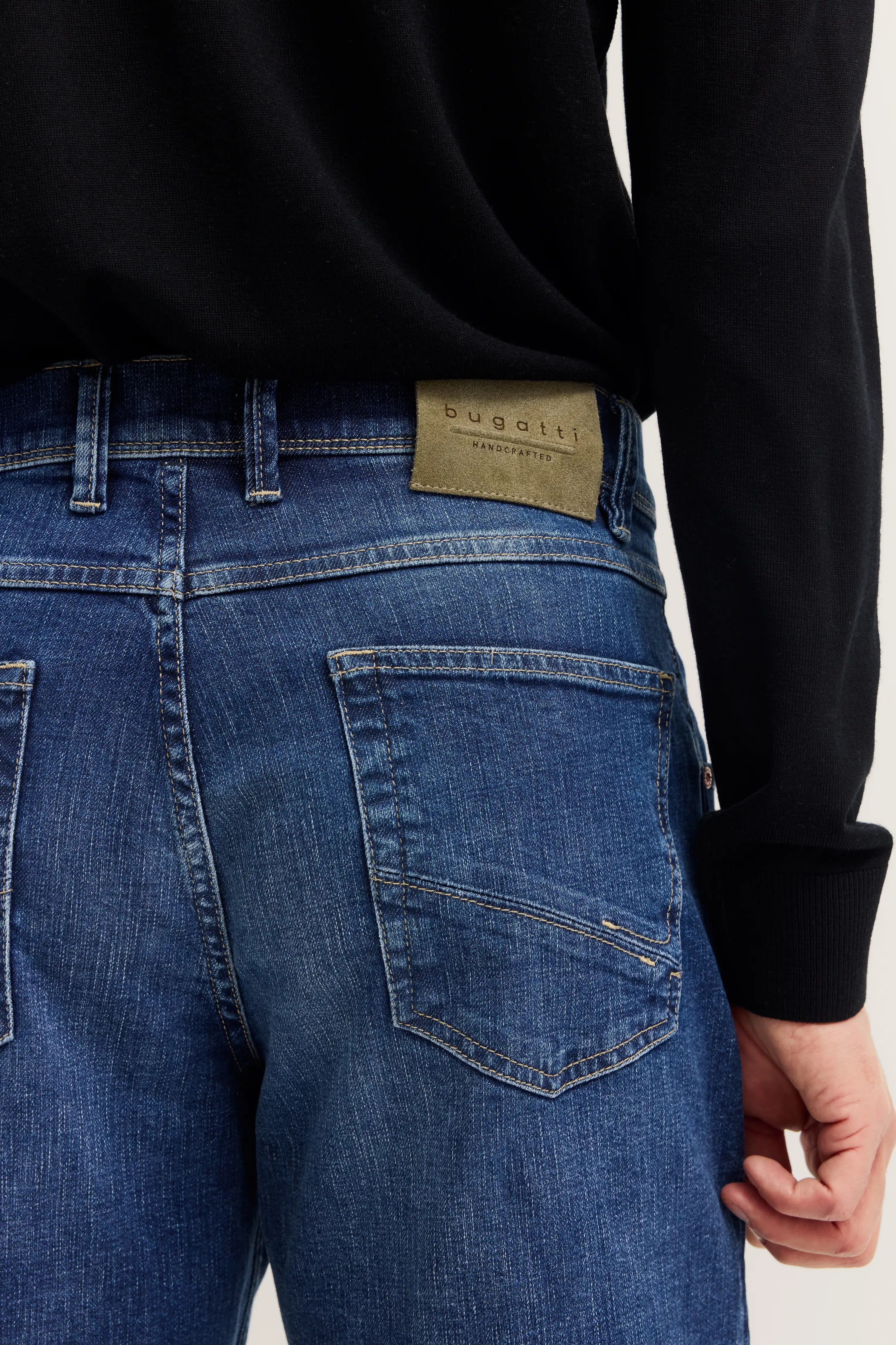 bugatti Jeans in Blau, Büstenbild, klassische Five-Pocket-Design, zeitlos und stilvoll.