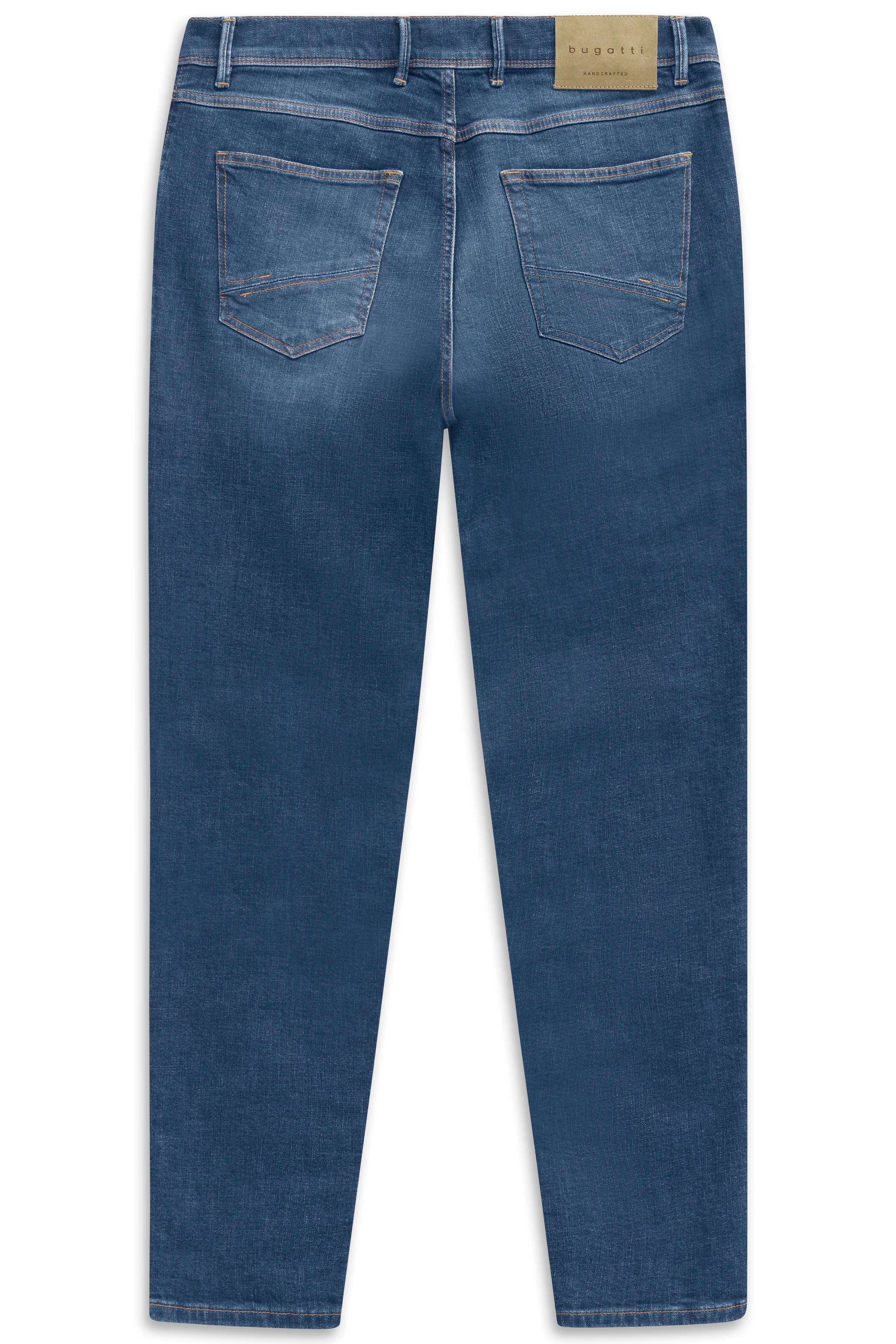 Jeans in Dunkelblau, legeres Büstenbild, von bugatti, zeitloses Design.