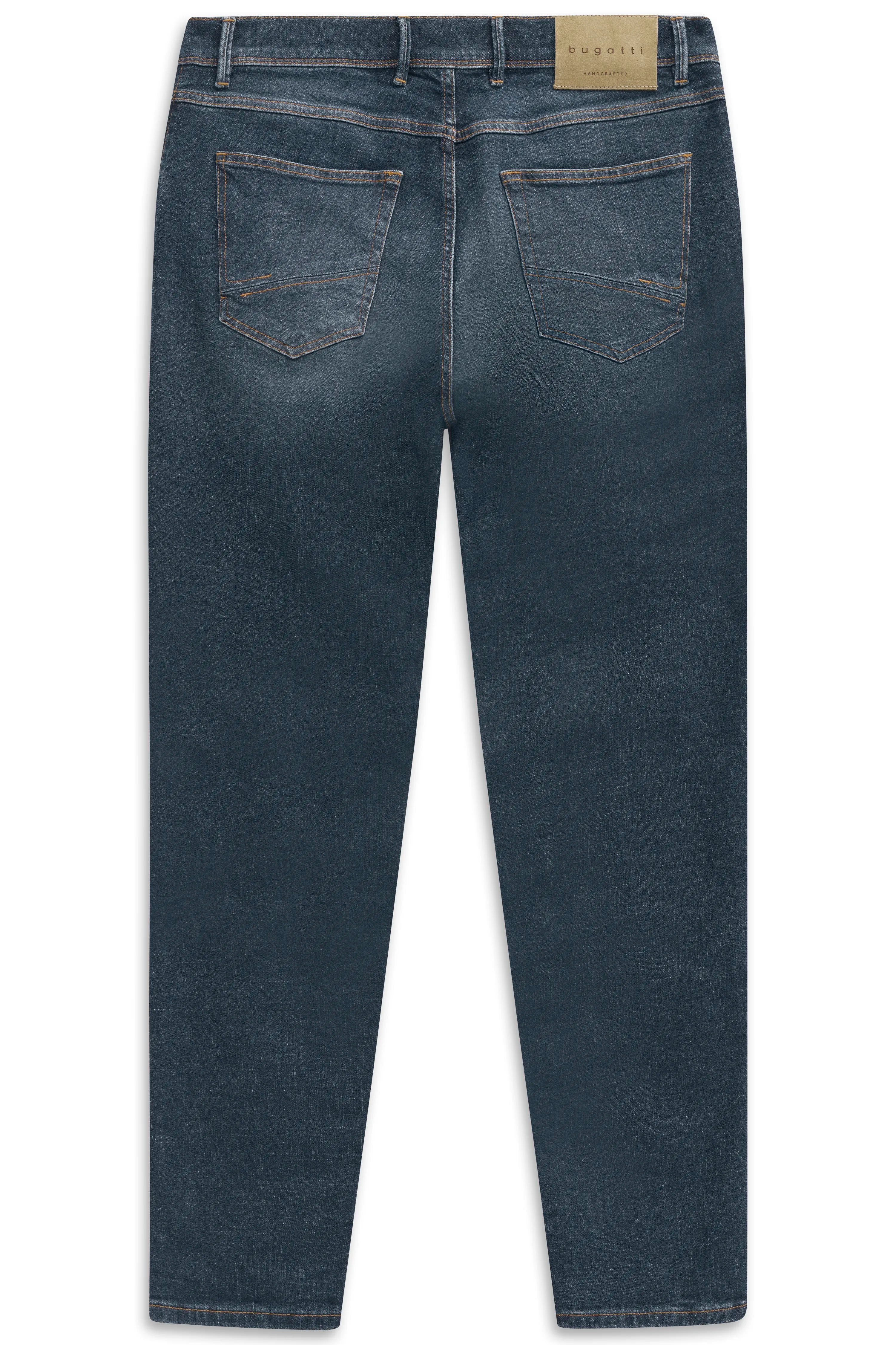 bugatti Jeans in Dunkelblau, Büstenbild. Klassisches Design, hochwertiges Material, zeitloser Stil.