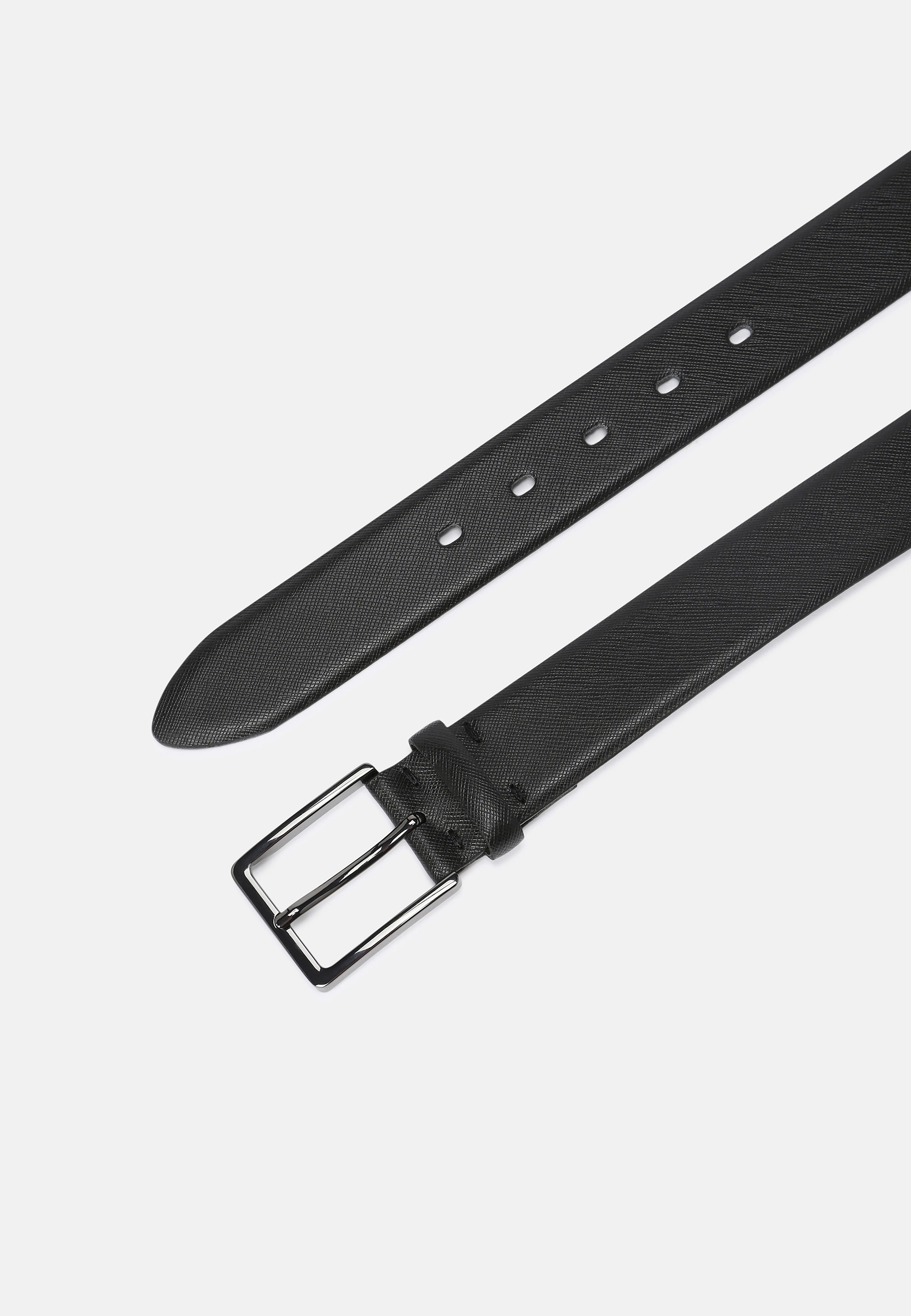 Schwarzer bugatti Gürtel mit feiner Textur, silberne Schnalle, klassisches Design.