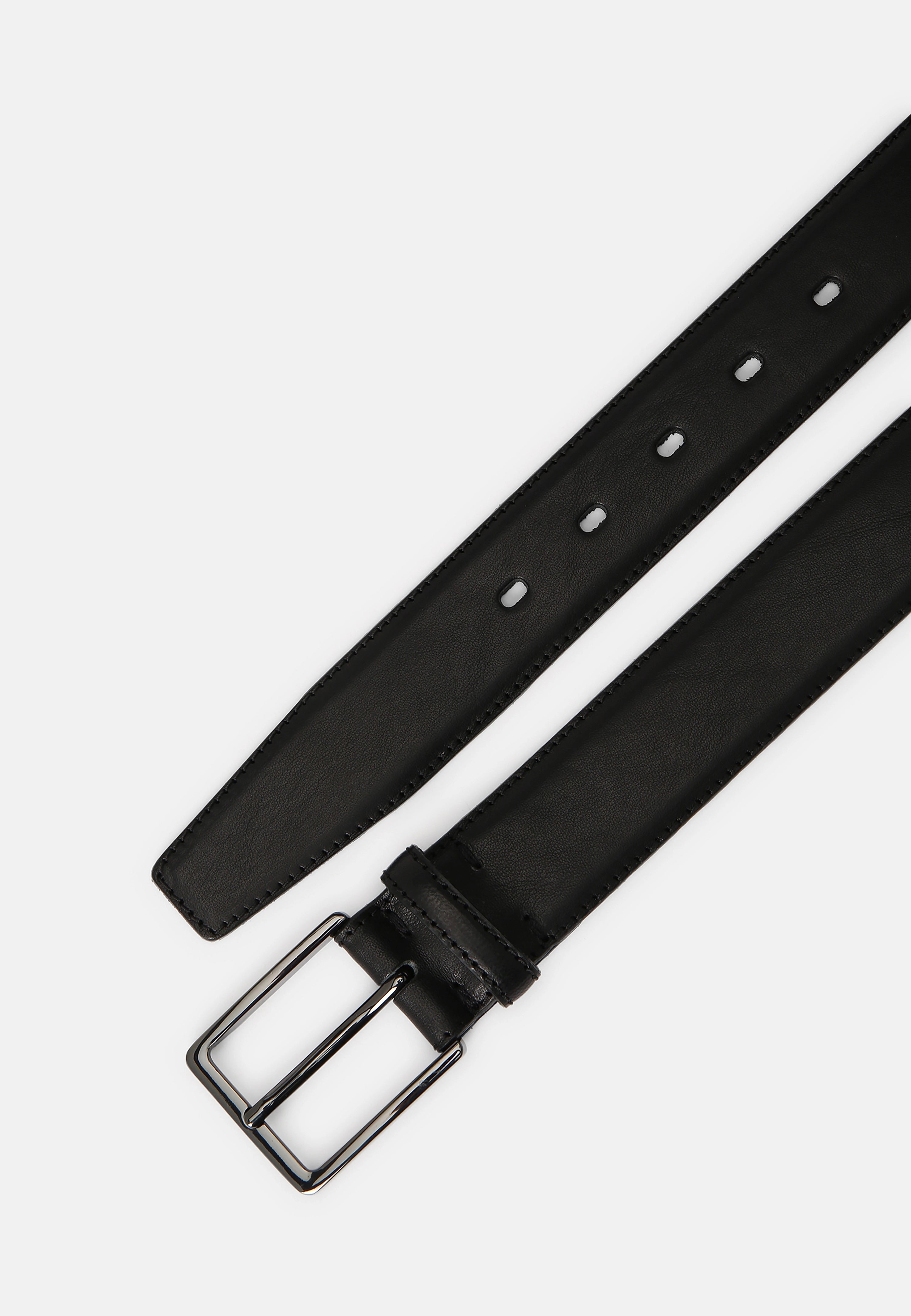 Schwarzer bugatti Ledergürtel mit silberner Schnalle, klassisches Design, Büstenbild.