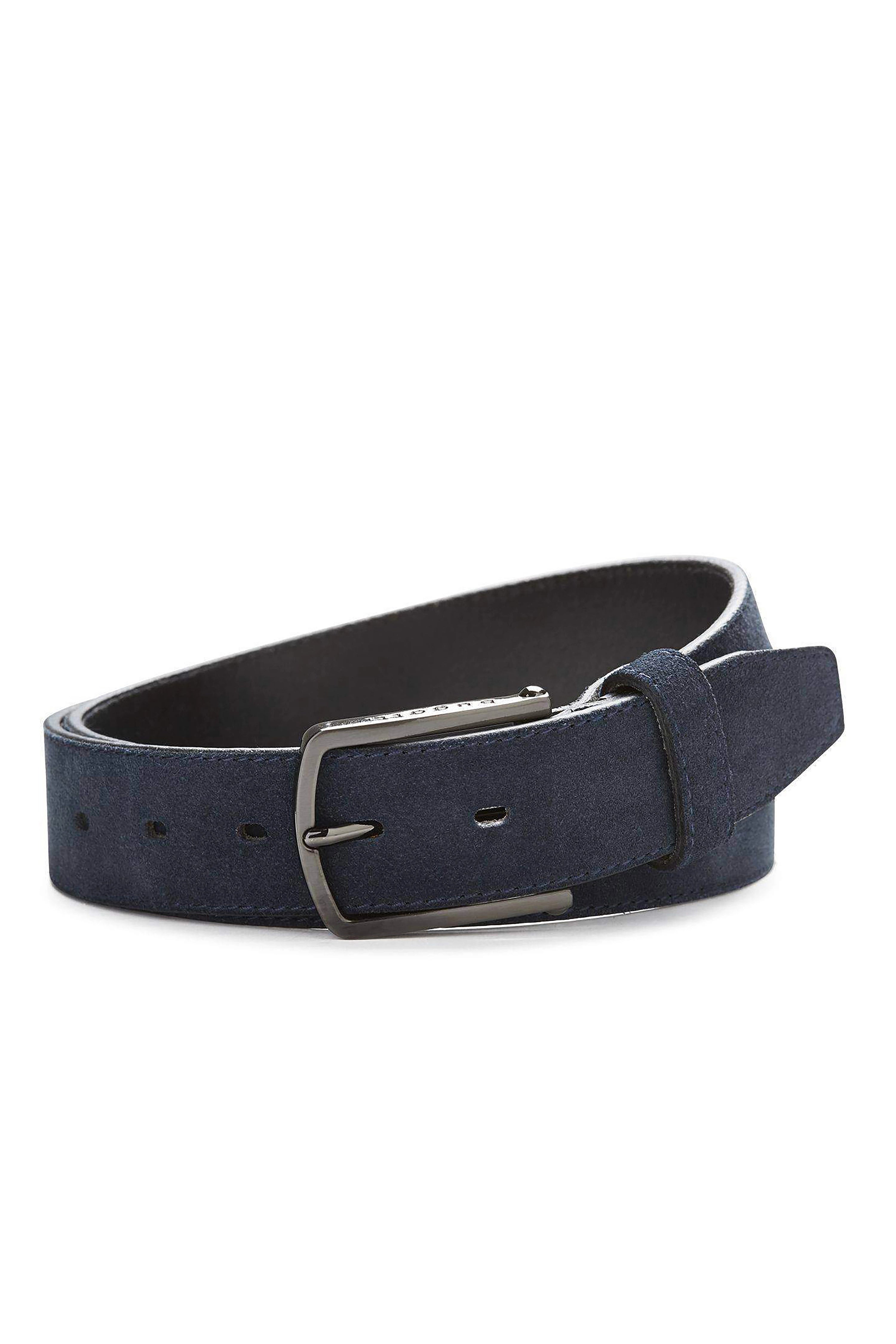 Donkerblauwe bugatti suède riem, close-up, klassiek-elegant.