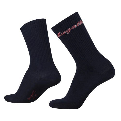 Schwarze bugatti Socken mit rotem Logo, schlichtes Design. Büstenbild.
