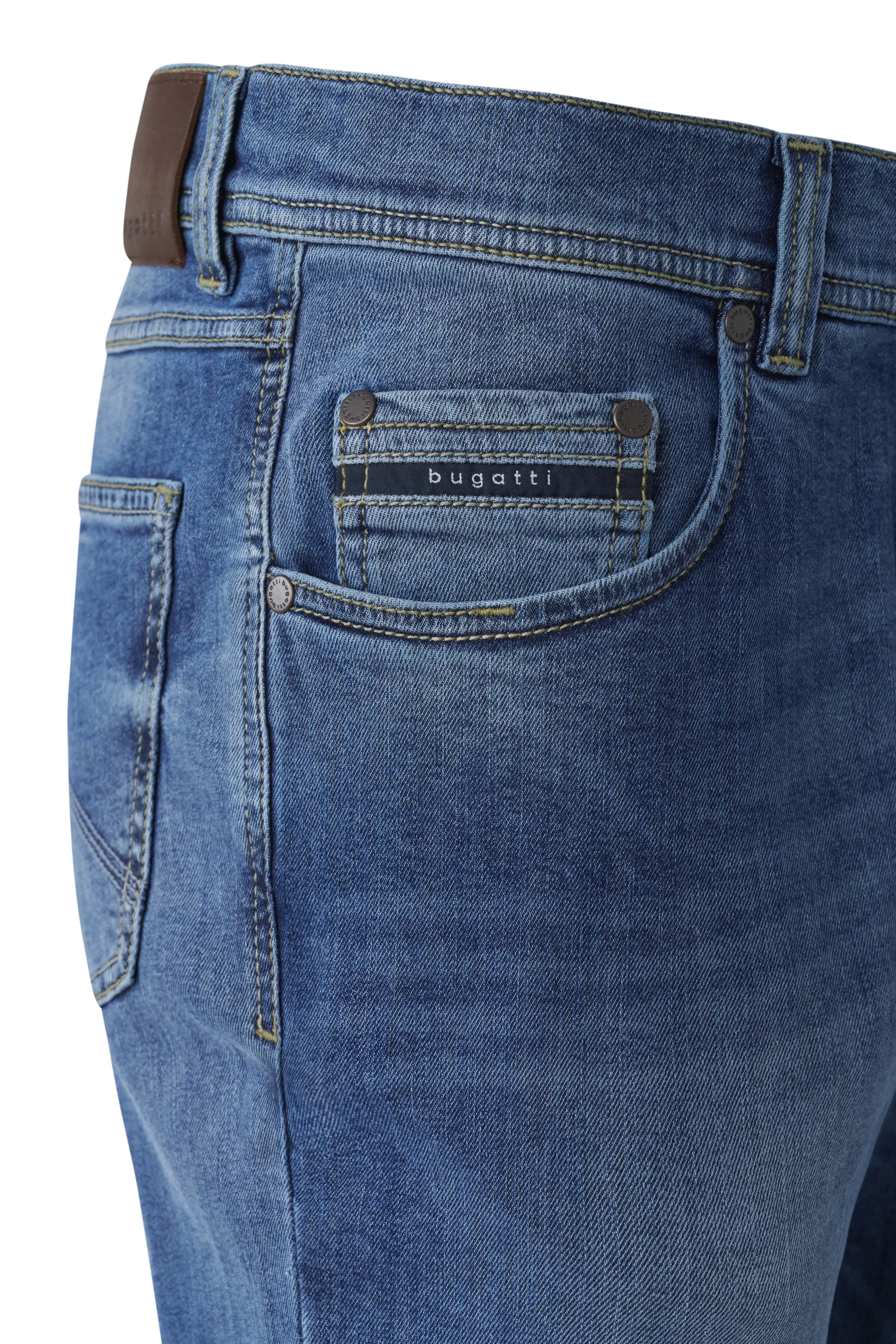 Blaues bugatti Jeans-Bild, Detailansicht der Gesäßtasche mit braunem Lederlabel.