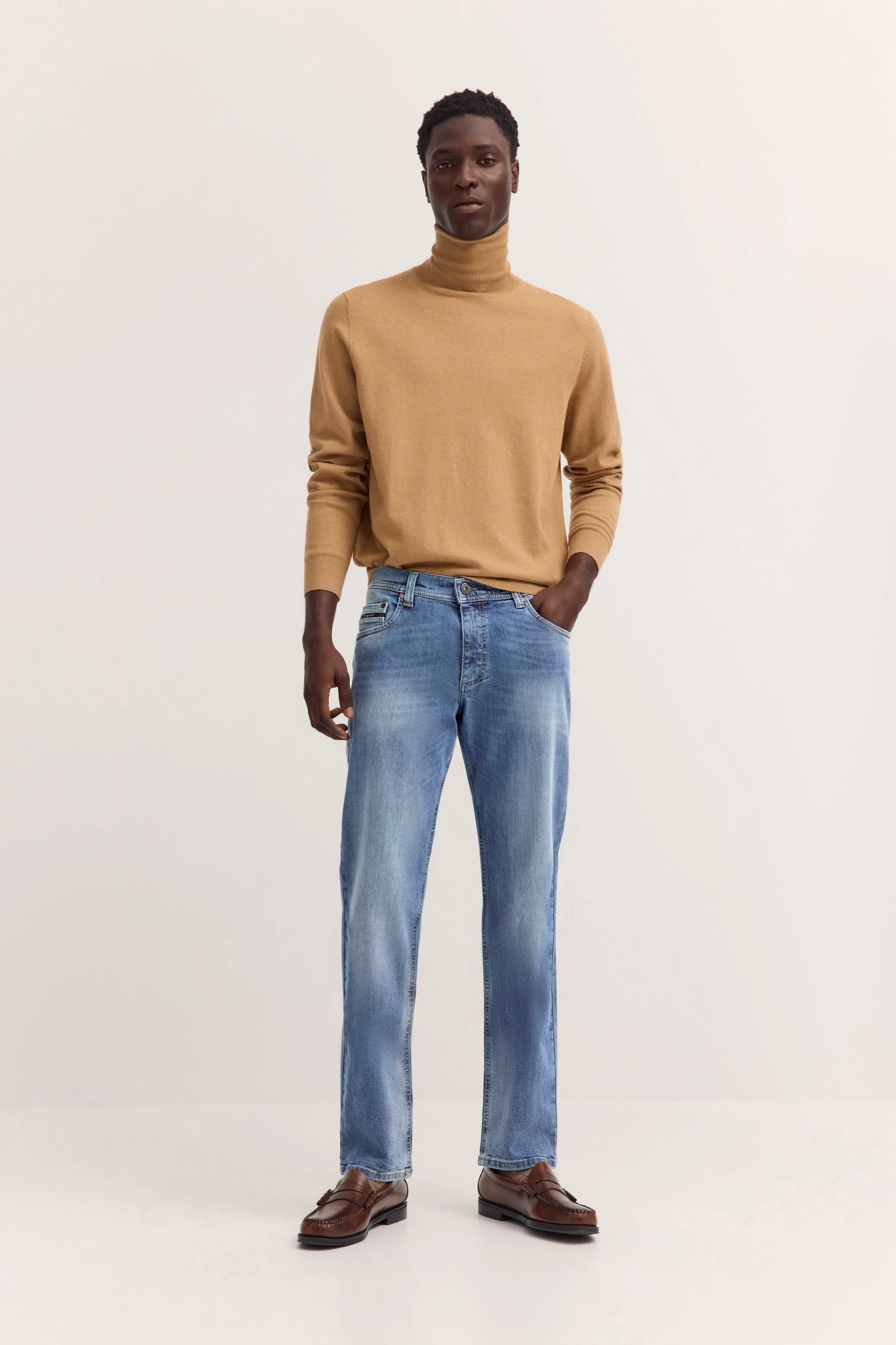 Jeans in hellblauem Denim mit bugatti-Label, legerer Schnitt, Detailaufnahme.