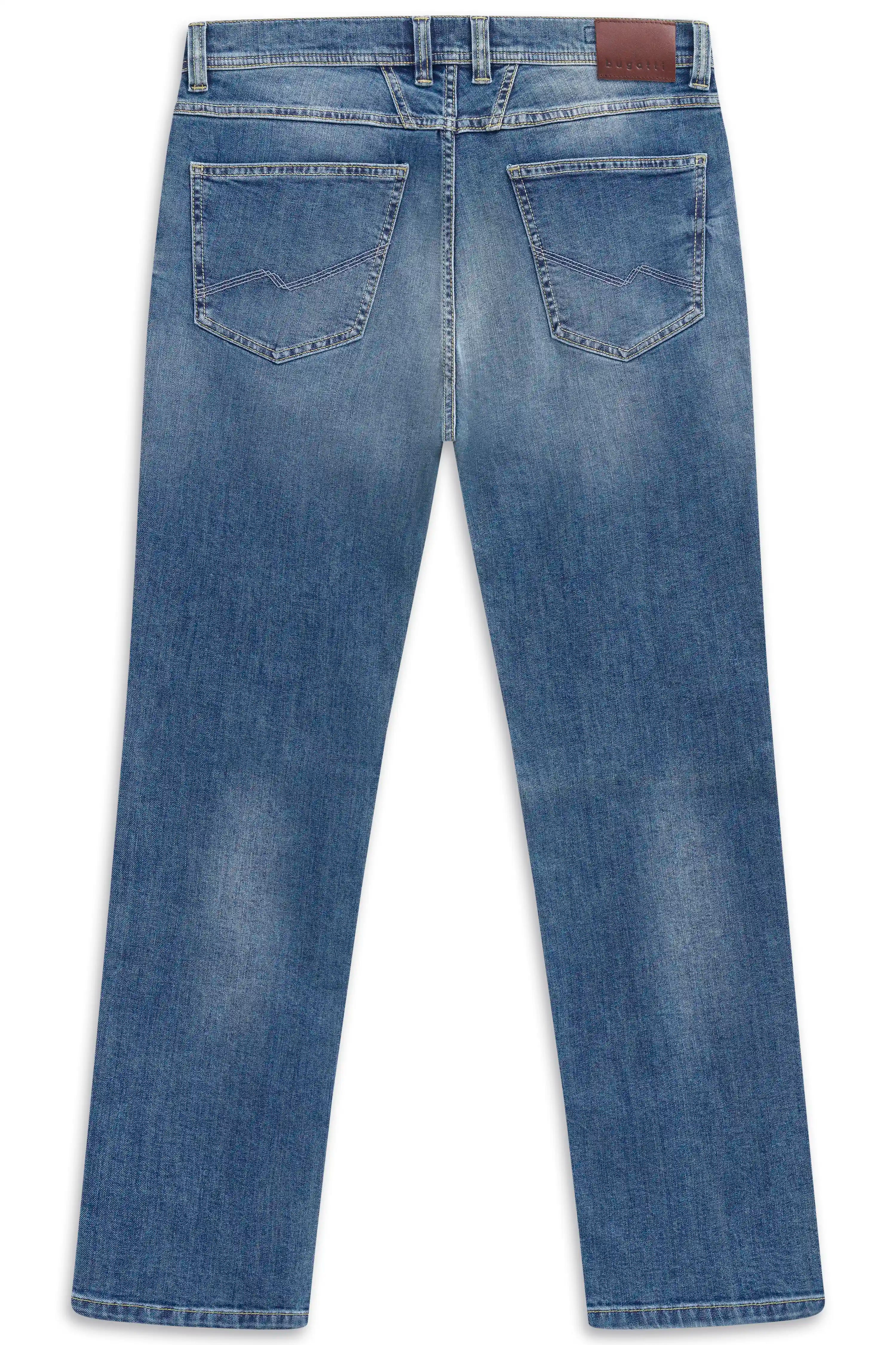 Blaues bugatti Jeans-Bild, Rückansicht, leger, klassischer Schnitt, hochwertiges Denim.