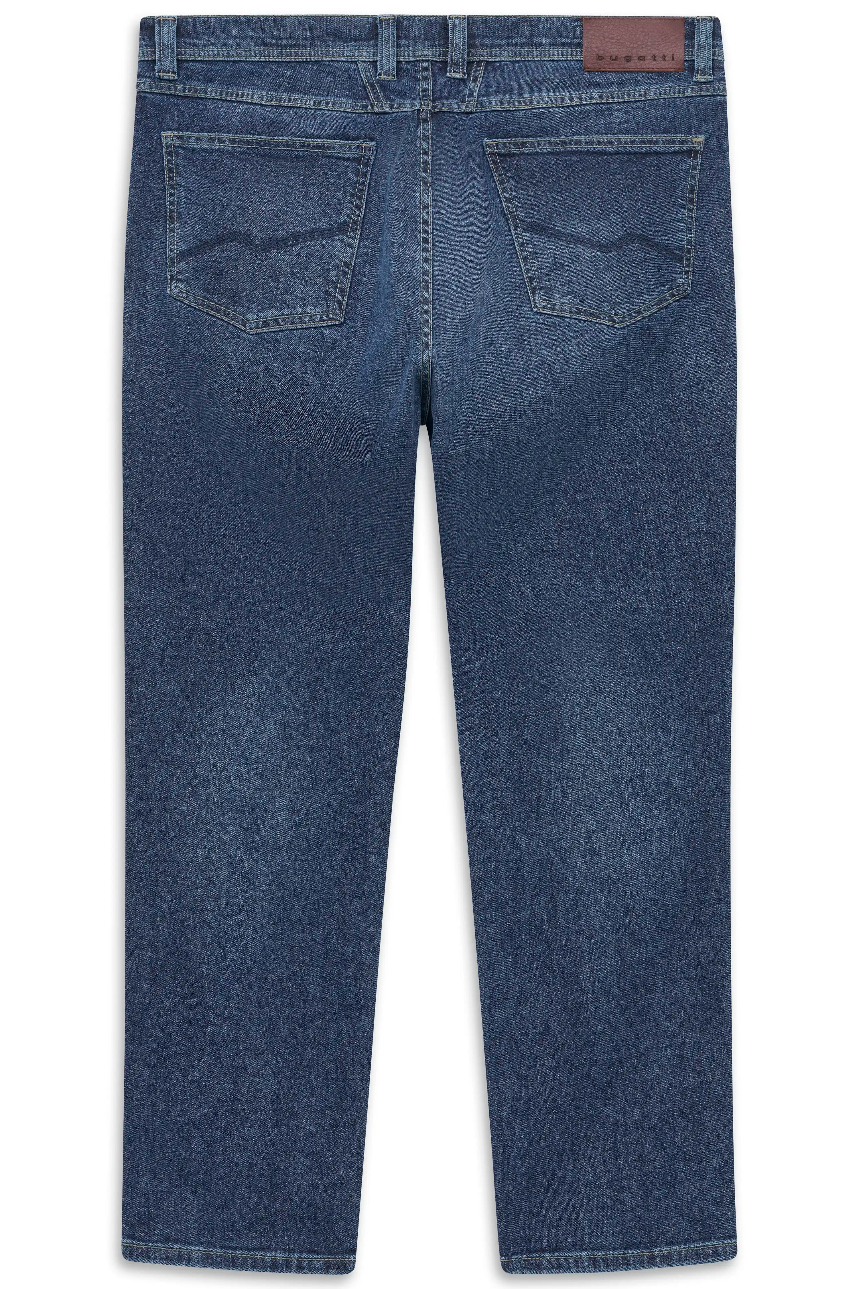 Klassische blaue Jeans von bugatti, Rückansicht, Büstenbild, zeitlos und stilvoll.
