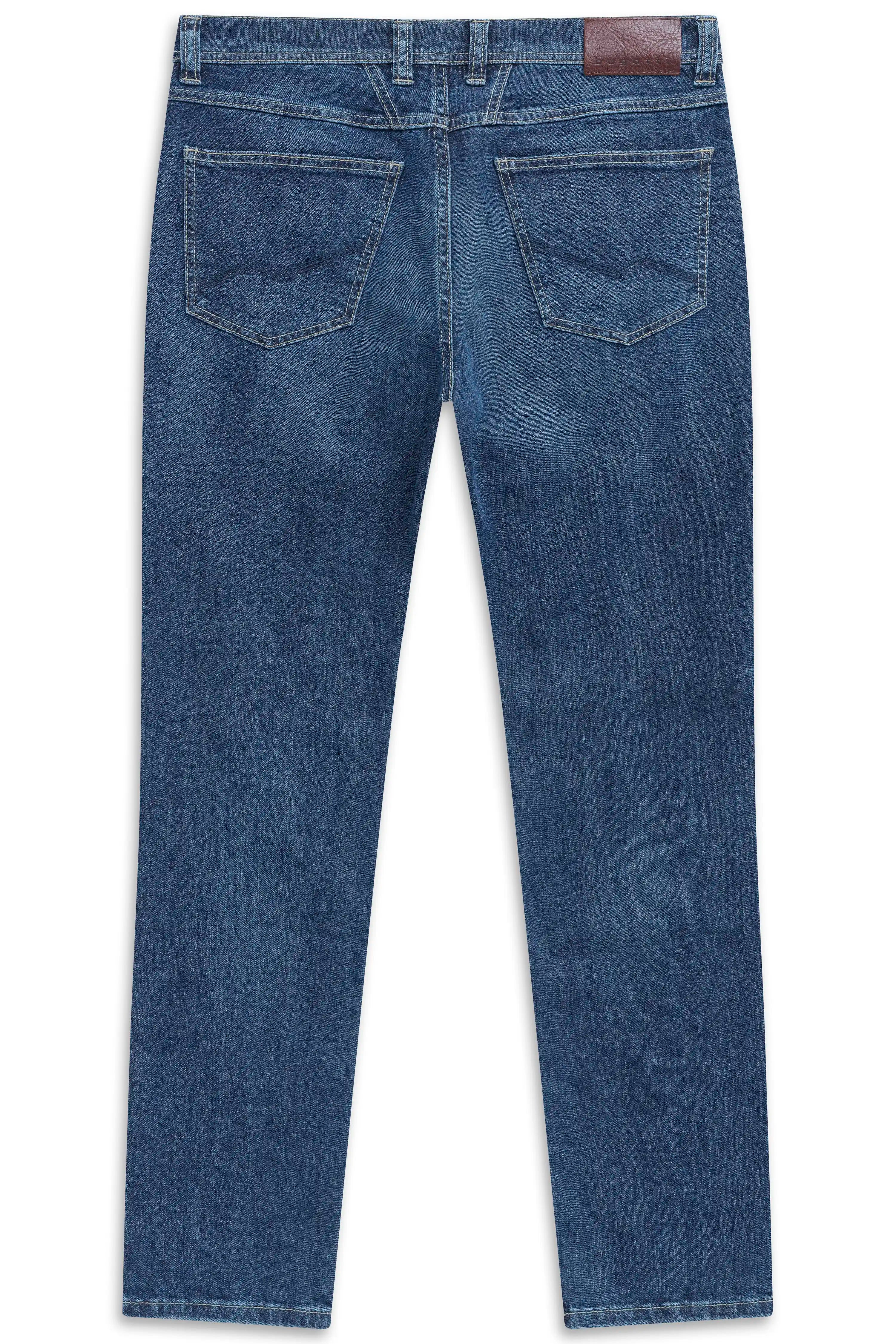 Blaues bugatti Jeans-Modellbild, Rückansicht, klassische Passform, zeitloses Design.