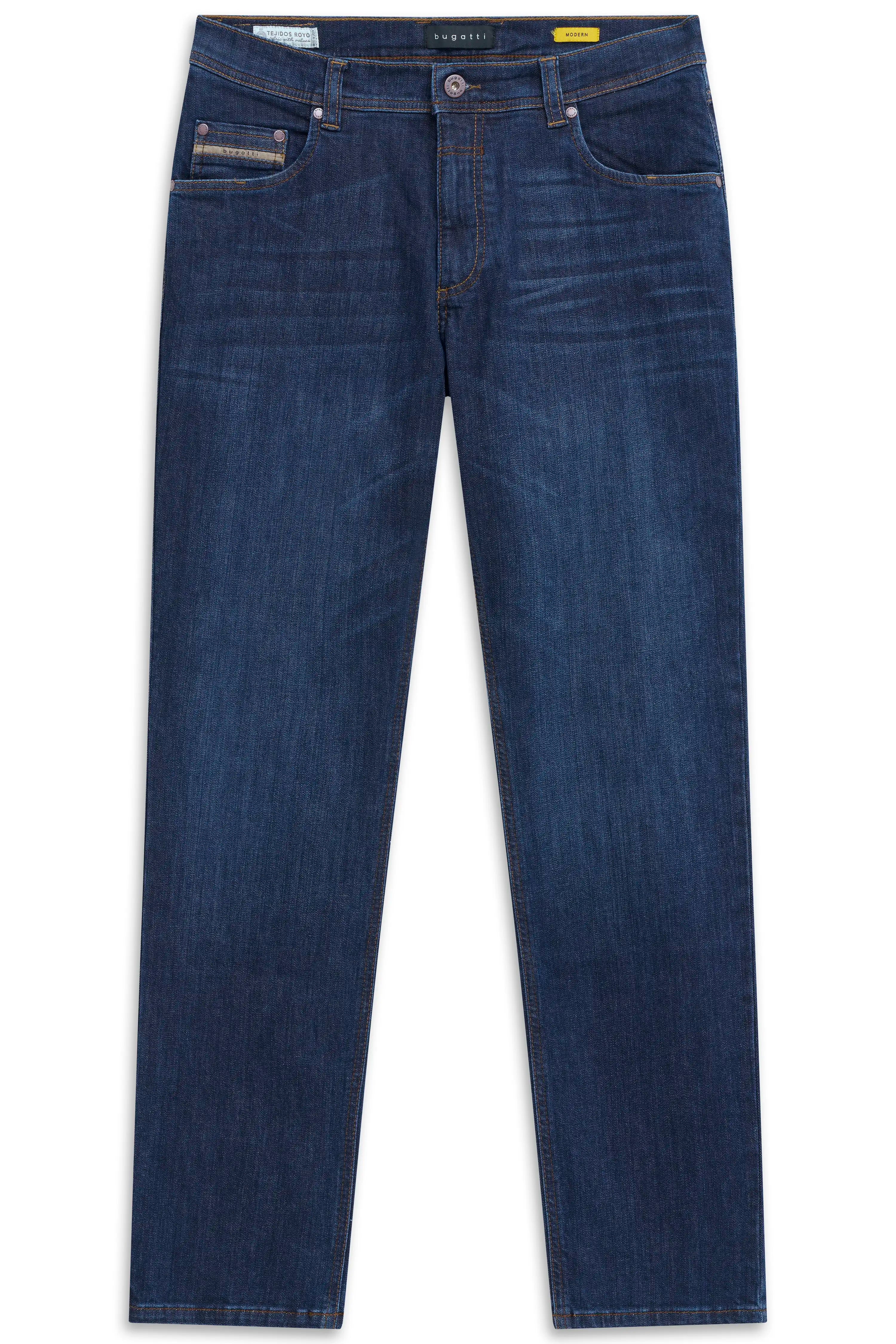 bugatti Herrenjeans in Dunkelblau, Büstenbild, schlichter Stil, hochwertige Verarbeitung.