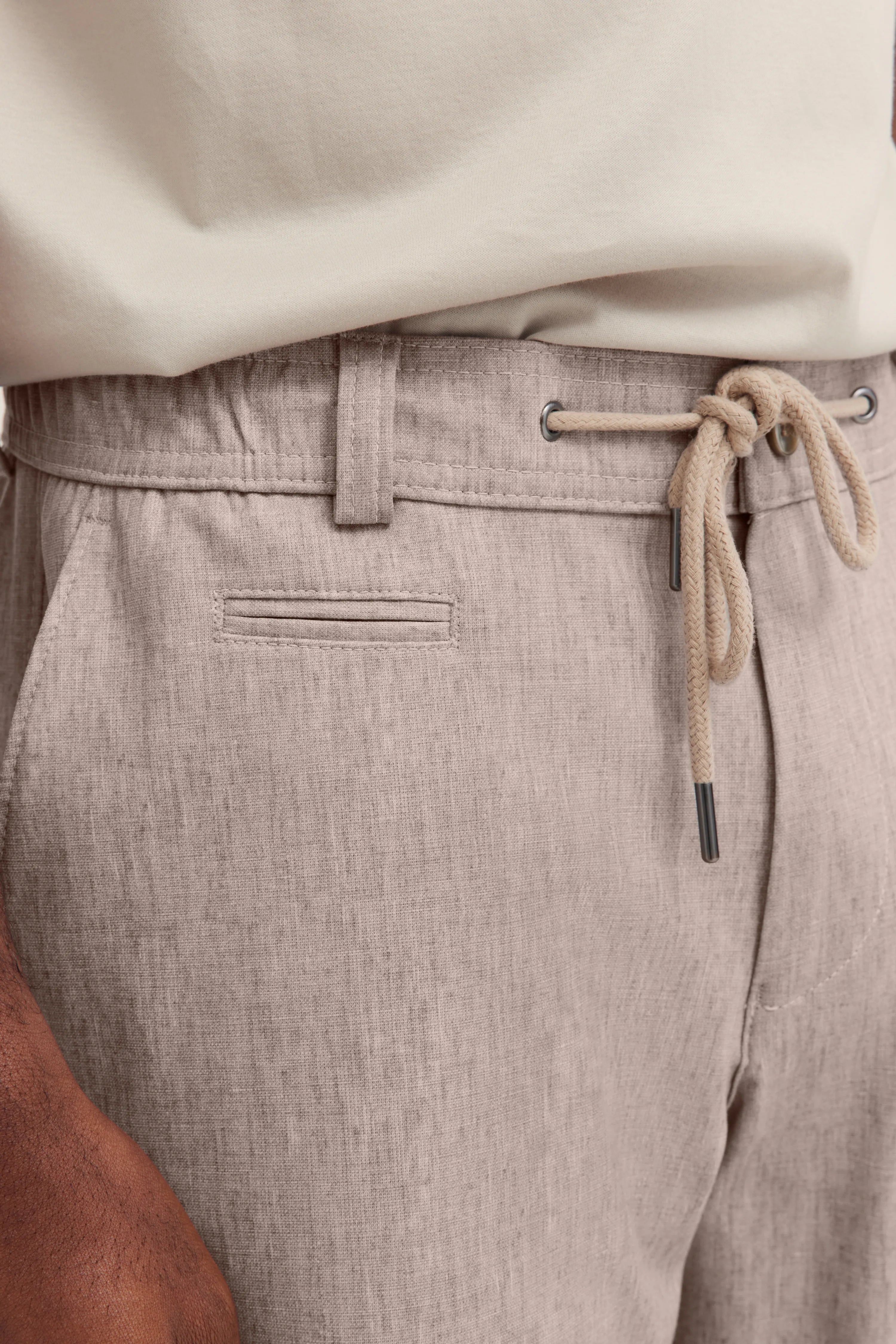 Beige bugatti Hose mit Kordelzug, legerer Stil, Detailansicht.