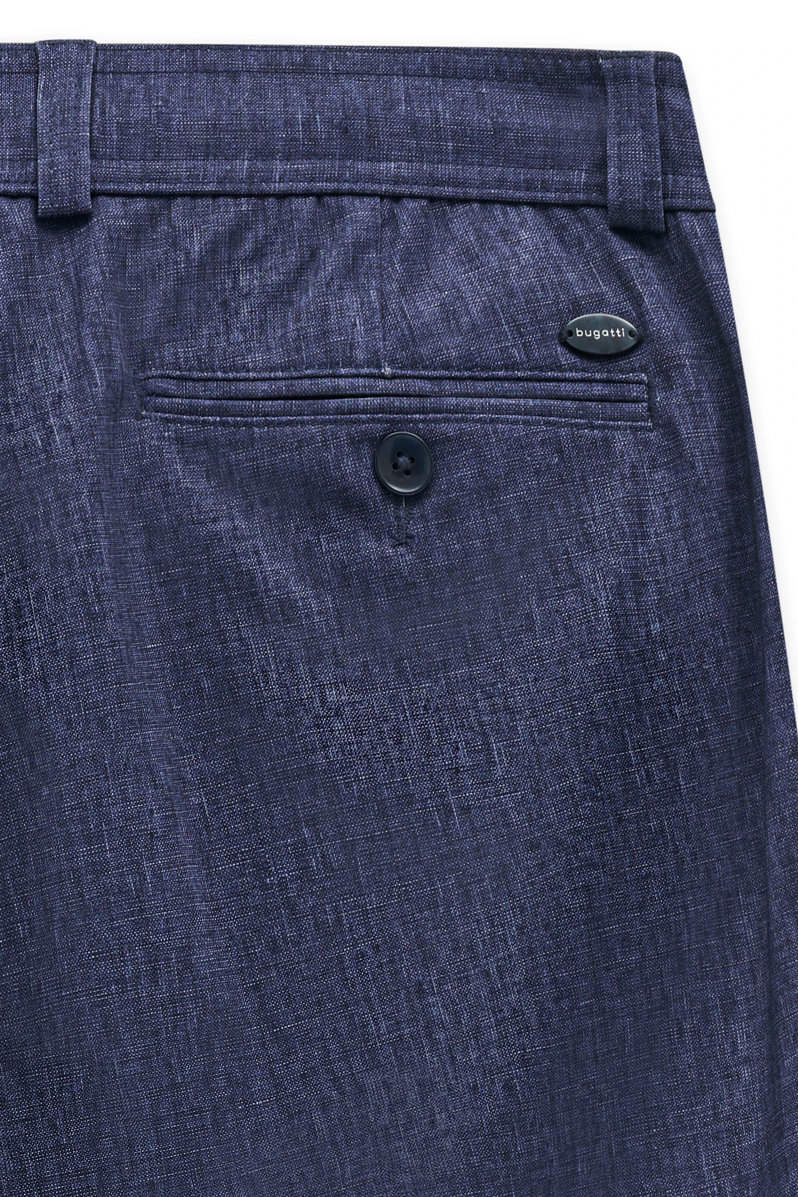 Dunkelblaue bugatti Hose, Nahaufnahme, leichter Glanz, eleganter Stil, Detailansicht Tasche und Knopf.