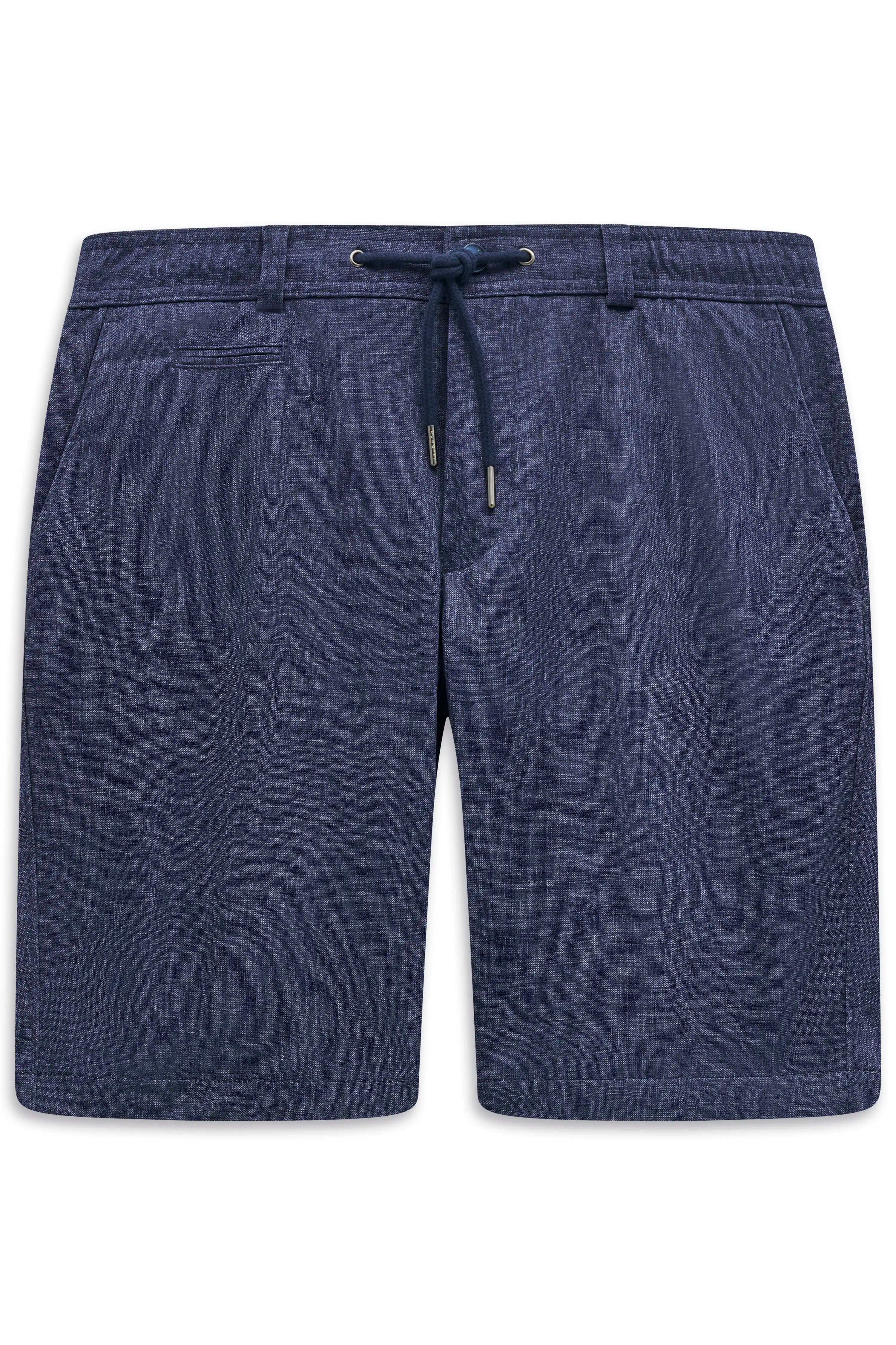 Dunkelblaue bugatti Shorts mit Kordelzug, legerer Stil, Büstenbild.