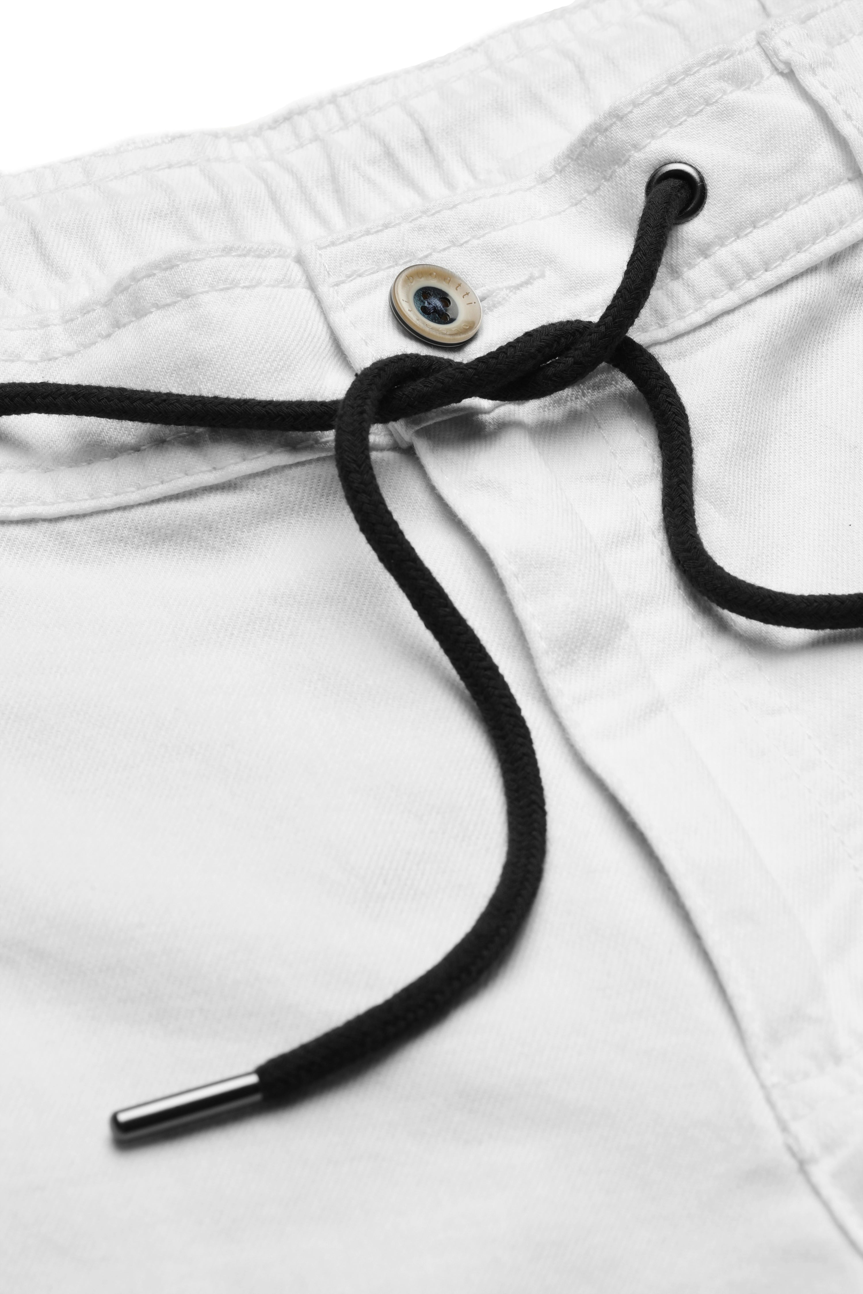 Weiße bugatti Shorts mit schwarzem Kordelzug, Detailaufnahme.
