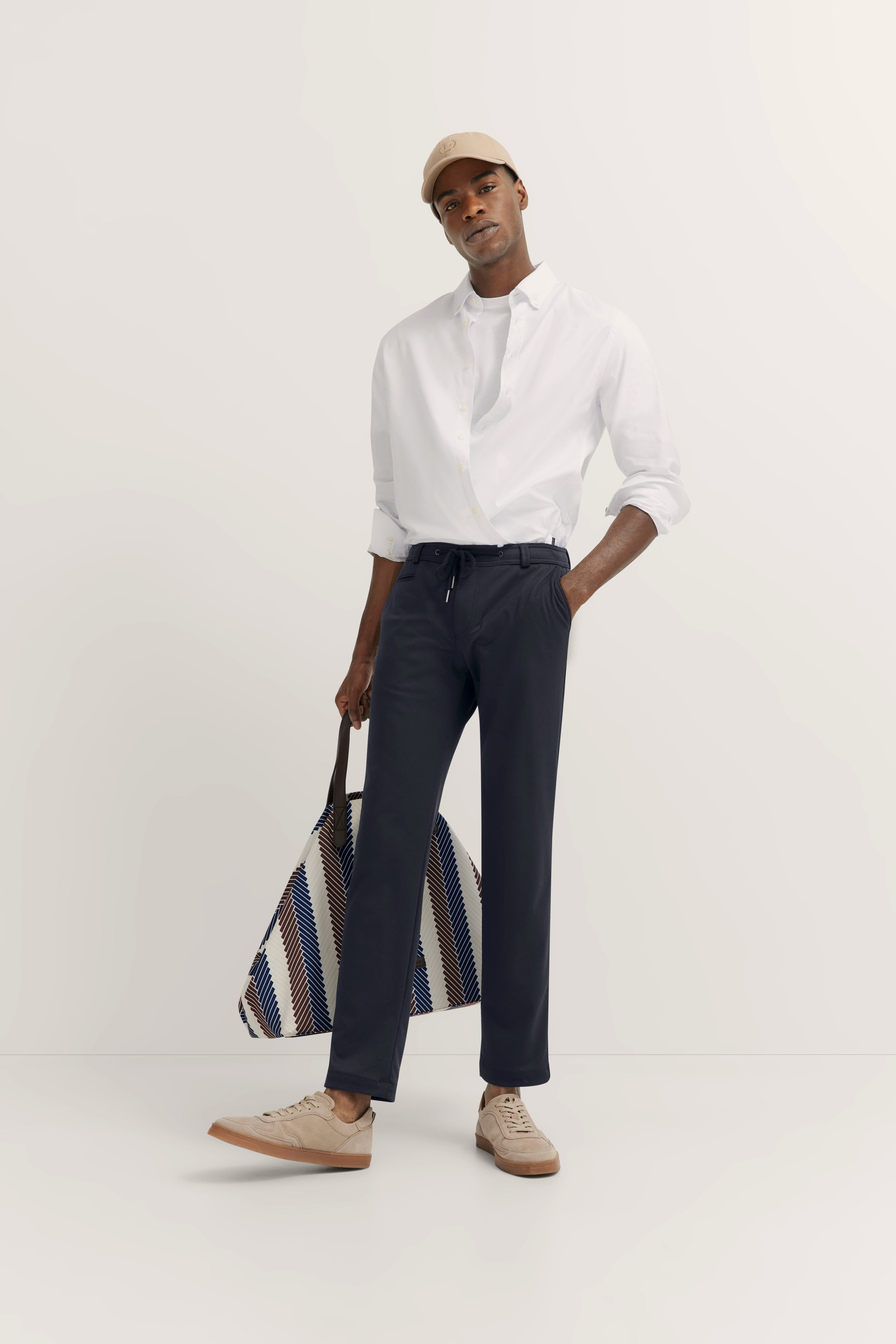 legeres Modelbild von hinten im Stehen, bugatti Stil.