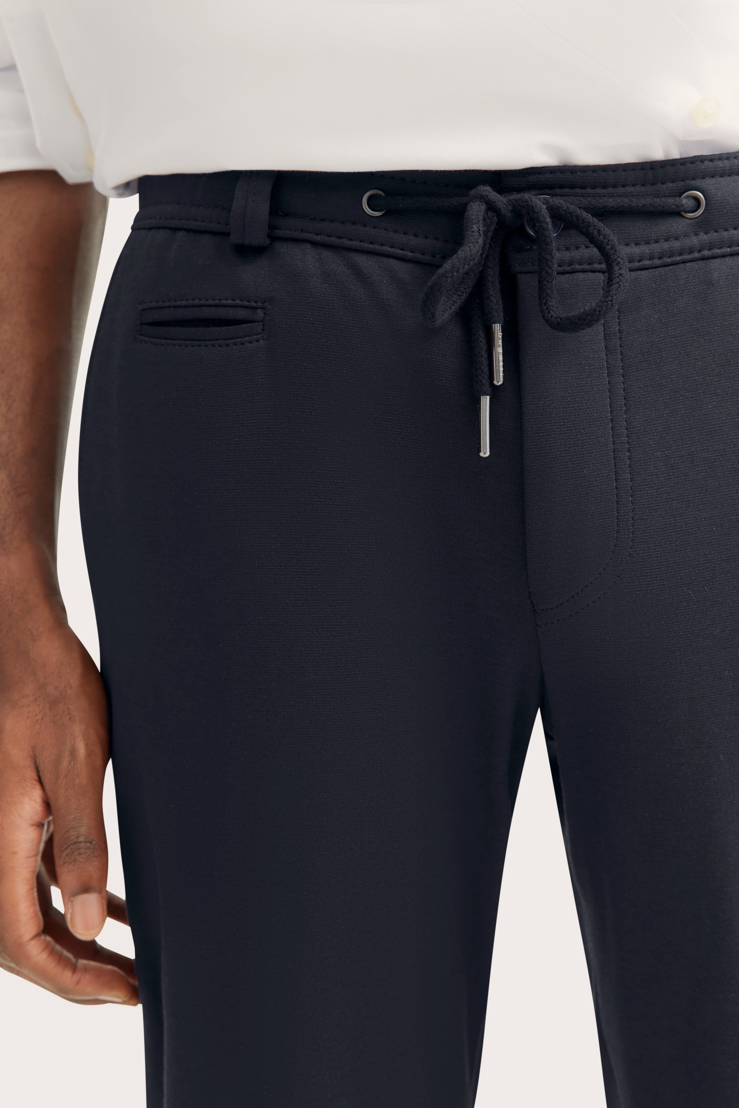 bugatti schwarze Hose, legeres Bügelbild, hochwertiges Material, zeitlose Eleganz.