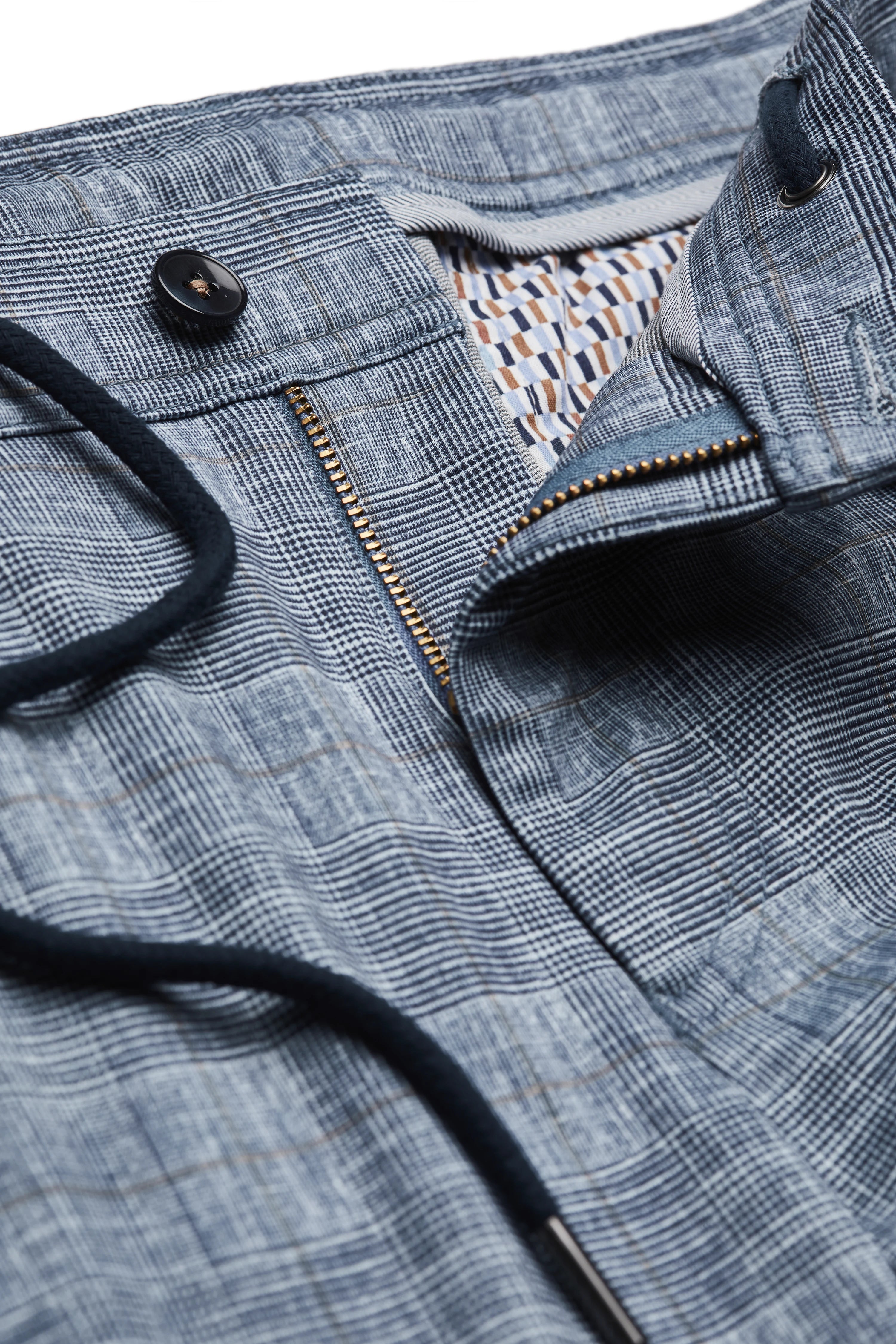 bugatti herenbroek, blauw geruit, detail met ritssluiting en knoop.