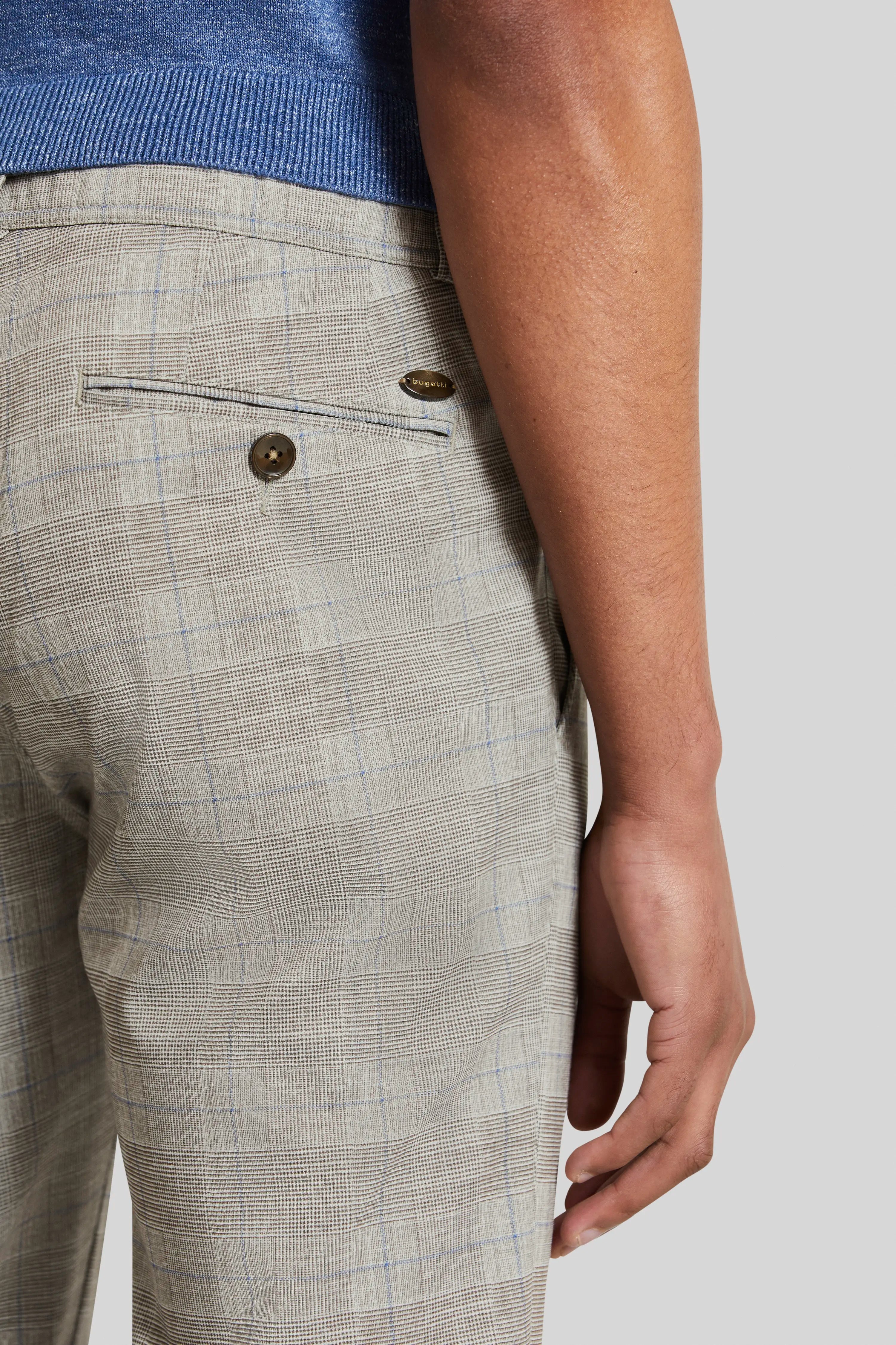 bugatti geruite broek in beige met blauwe accenten, detailweergave, casual stijl.