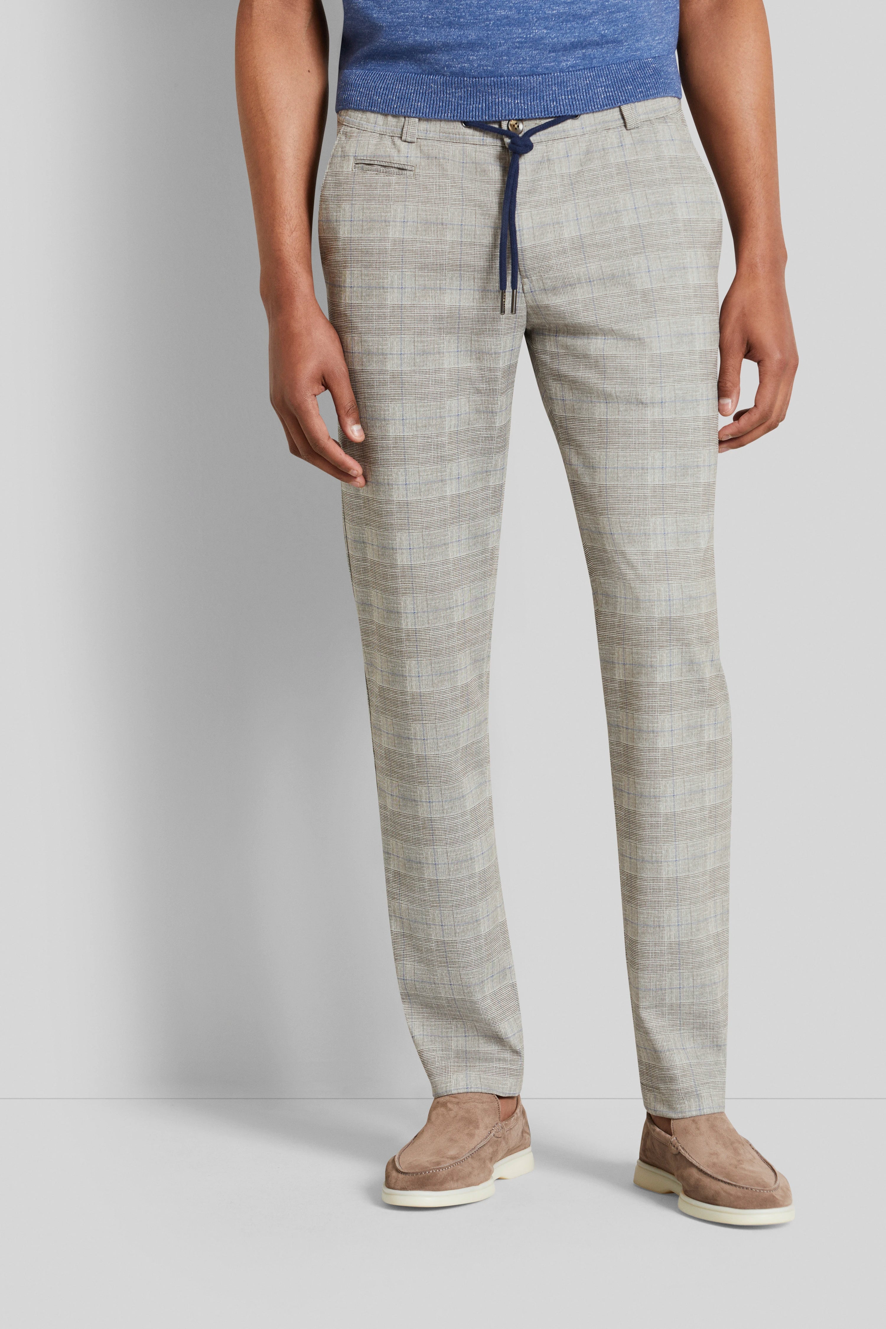 Grau karierte Hose mit blauem Gürtel und beigefarbenen Schuhen, legeres Modelbild von bugatti.