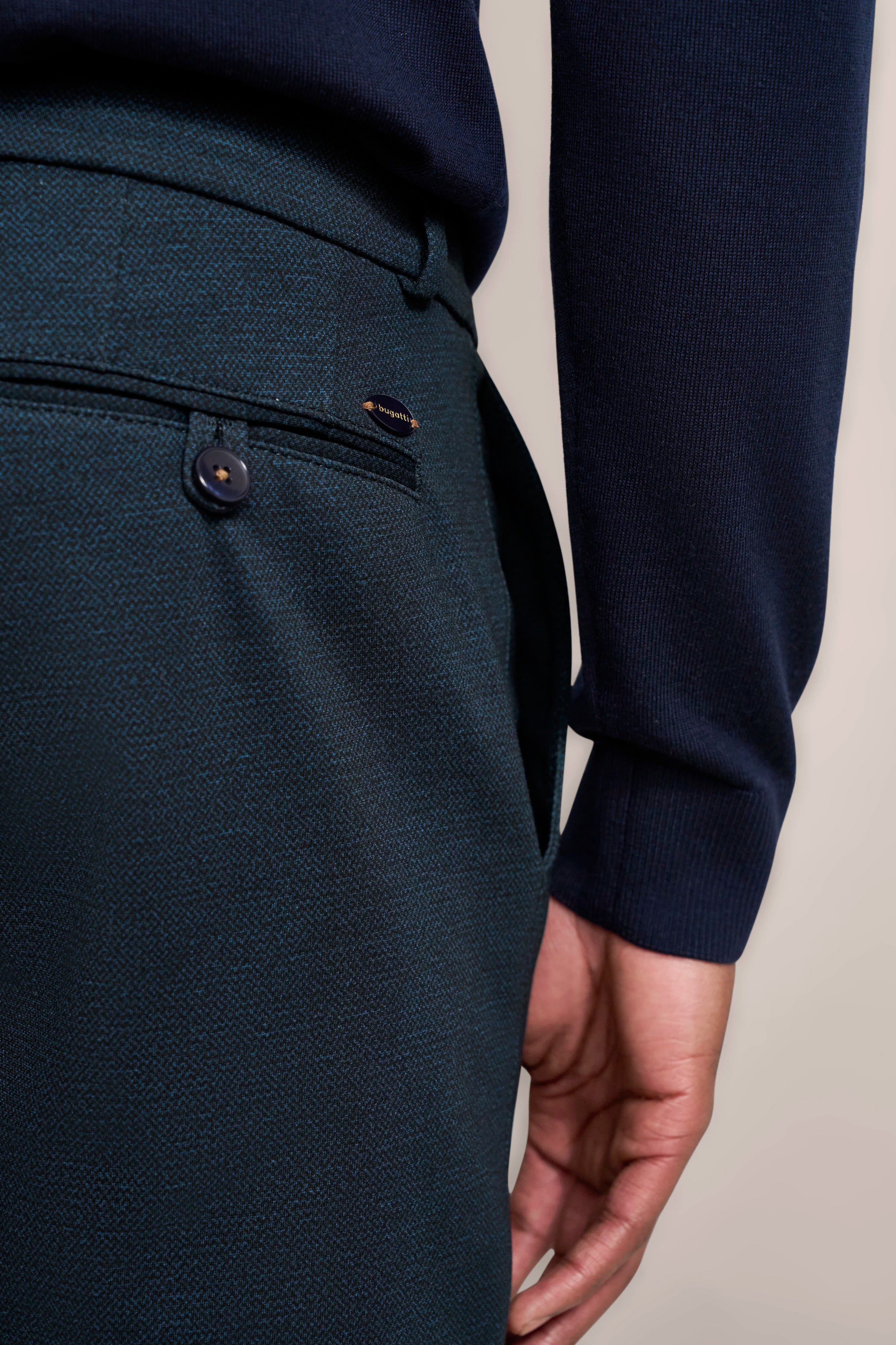 Navy Pullover und grüne Hose, Detailansicht, bugatti Stil und Qualität.