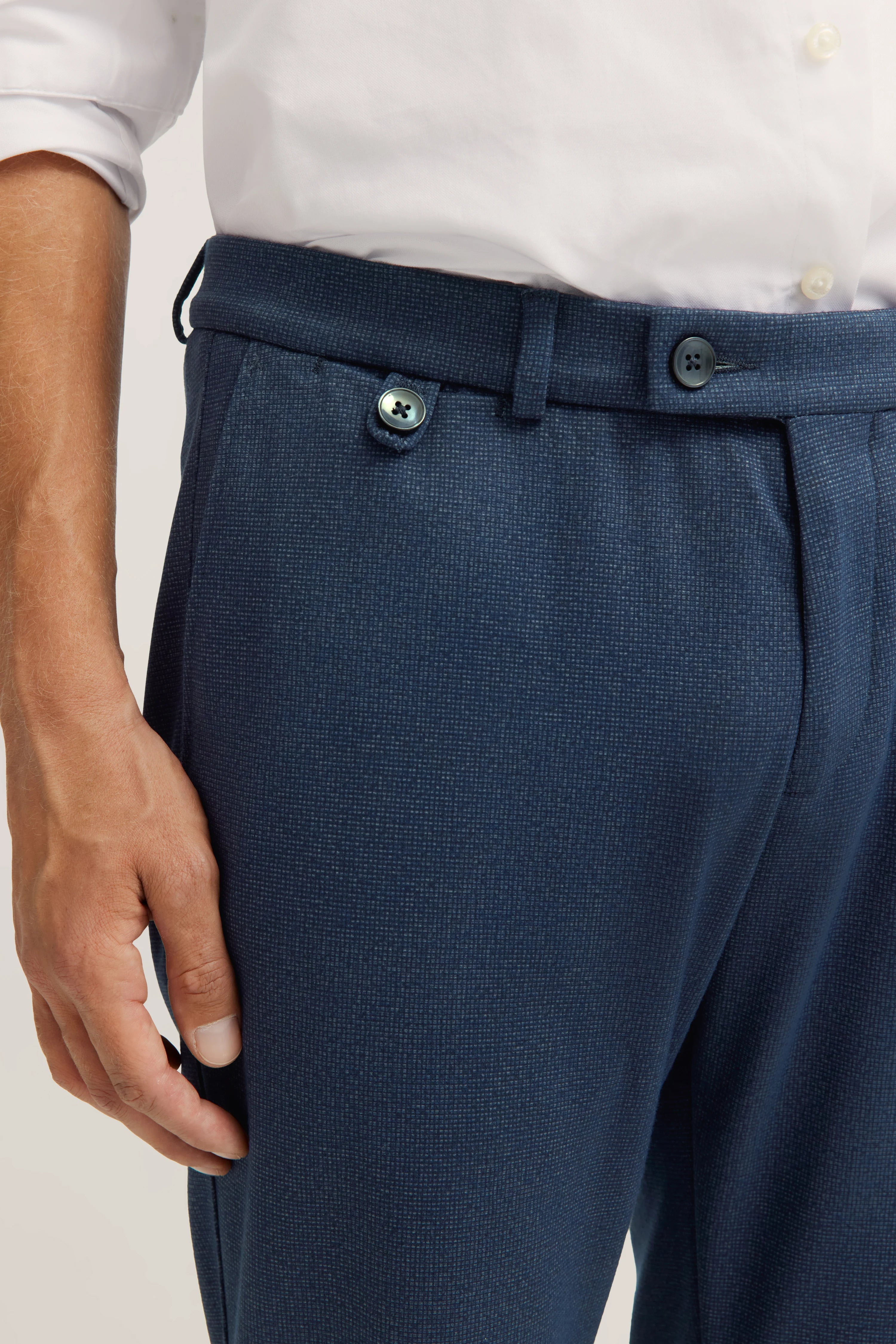 Elegante bugatti broek, donkerblauw, fijne structuur, achterkant, casual uitstraling.