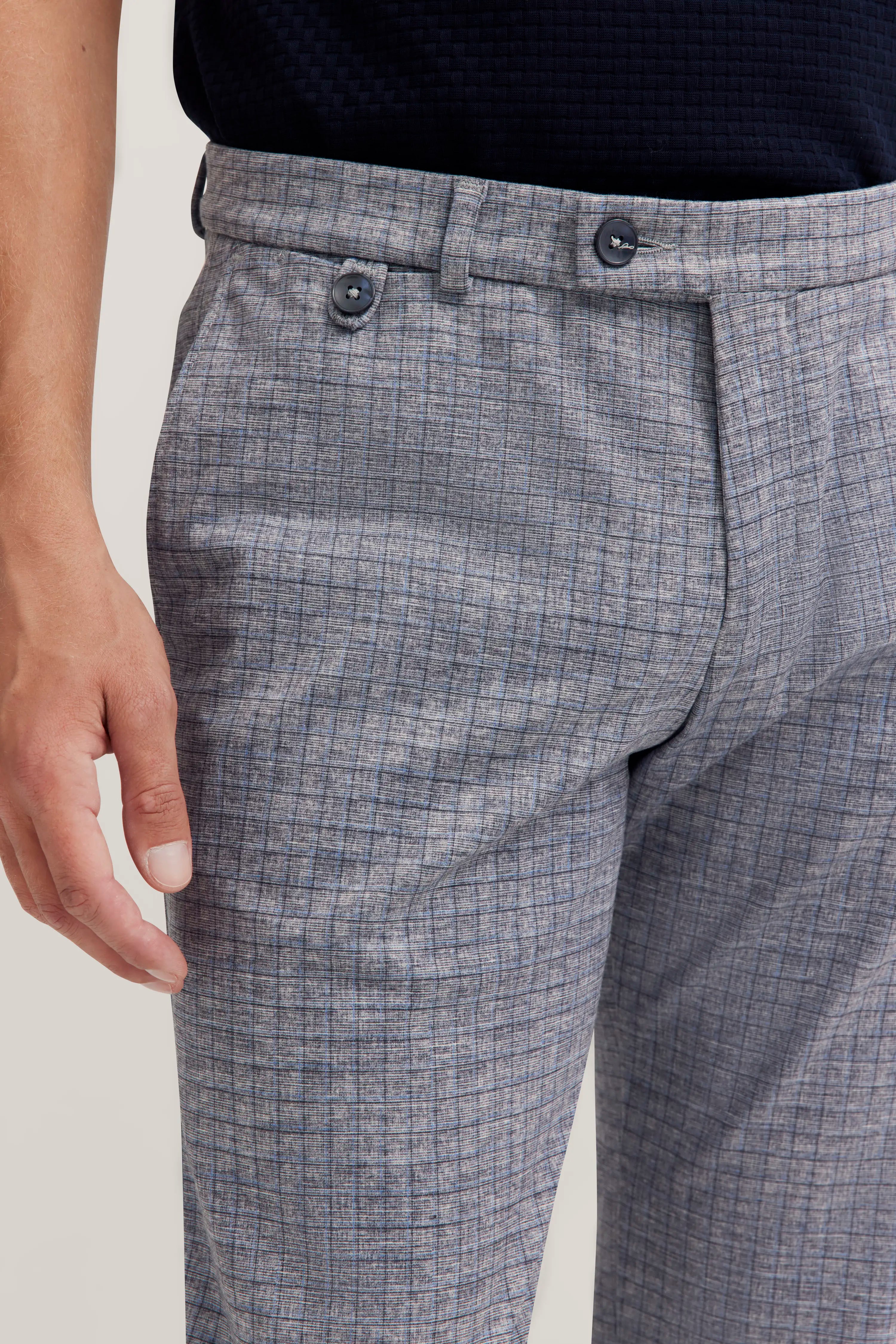 Graue karierte bugatti Hose, legeres Büstenbild, hochwertige Materialien, zeitloser Stil.