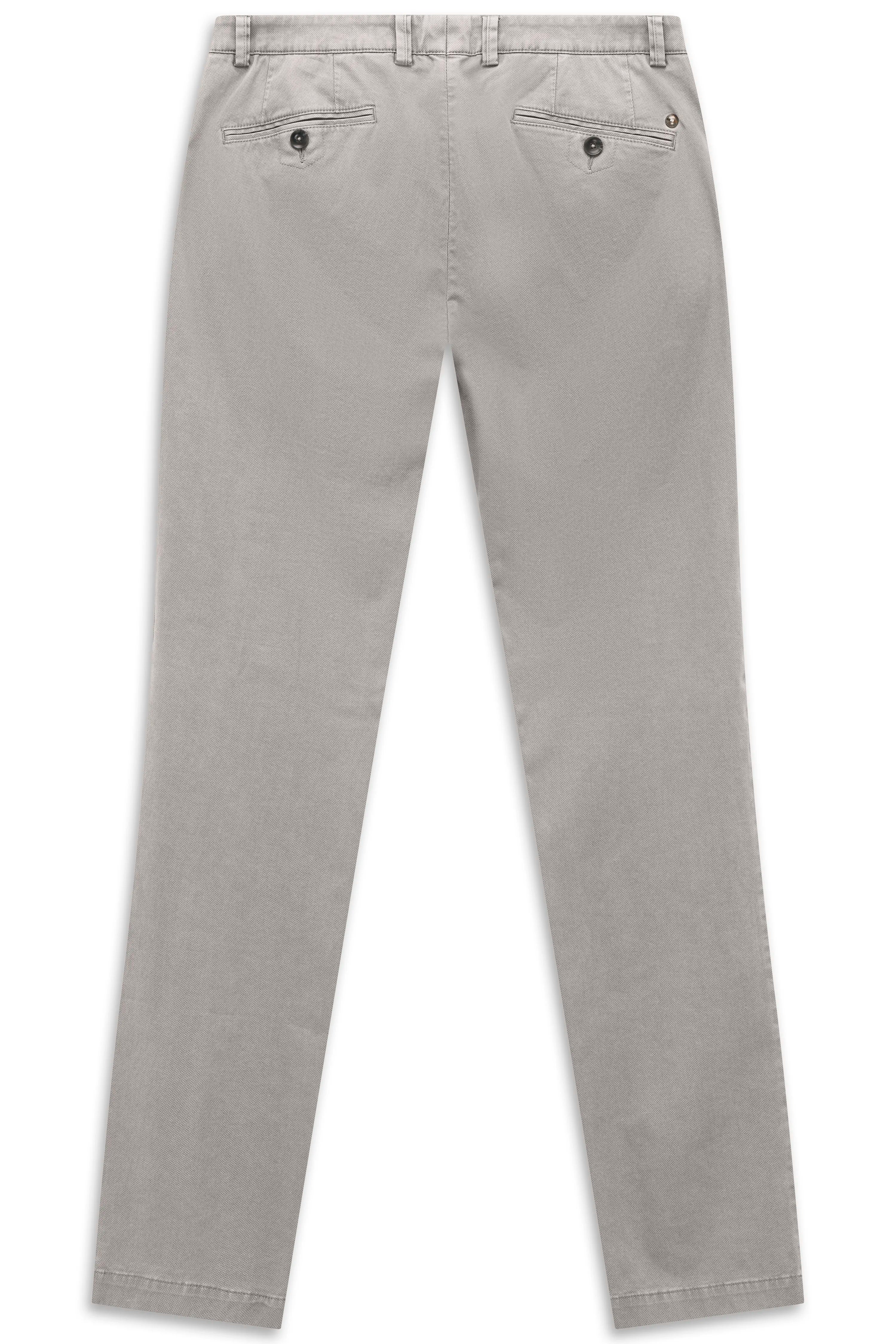 Graue bugatti Chino-Hose, leger, mit Knopfdetail. Ideal für entspannten, stilvollen Alltag. Büstenbild.
