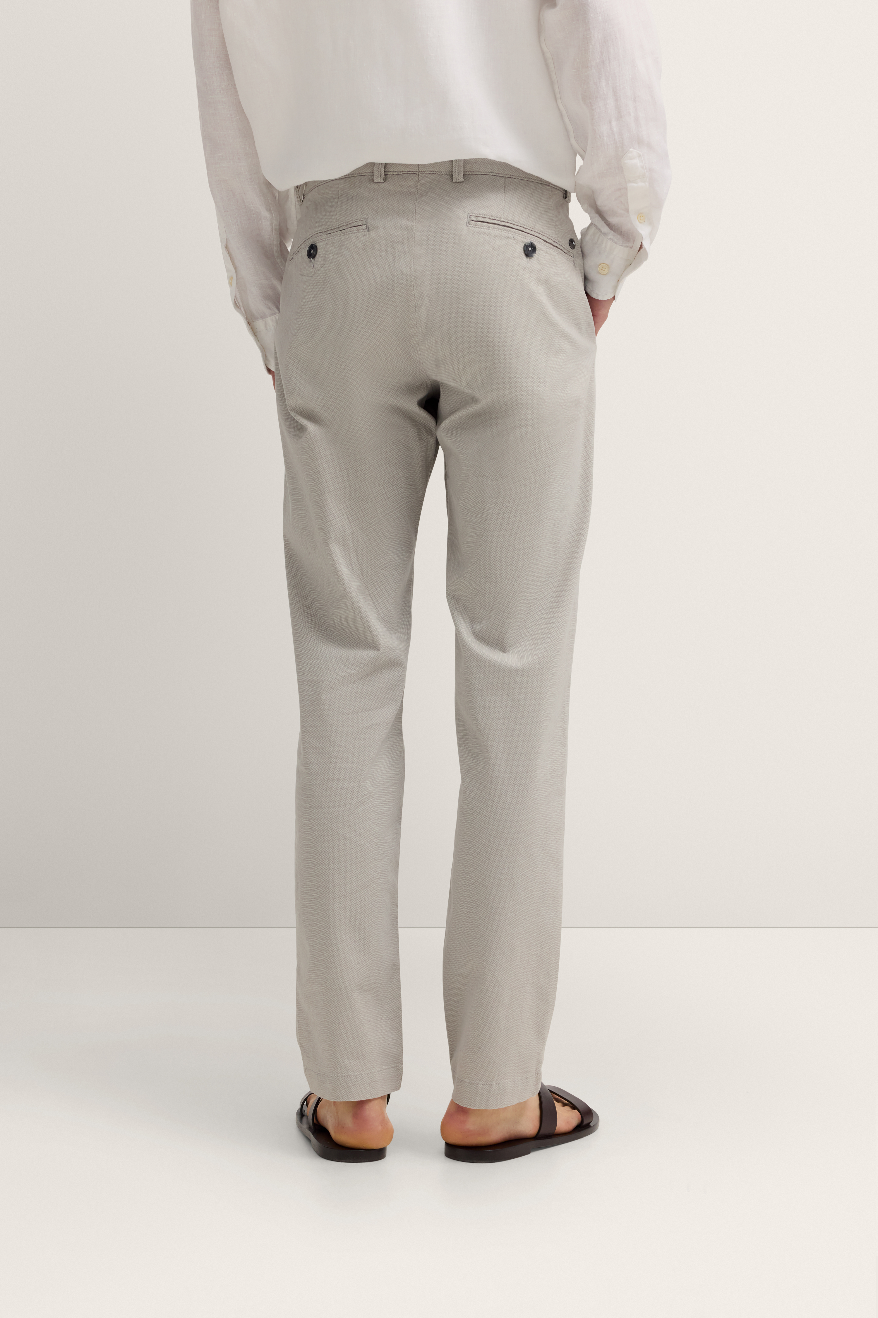 Beiges legeres Outfit: helle Hose, weißes Hemd, Sandalen