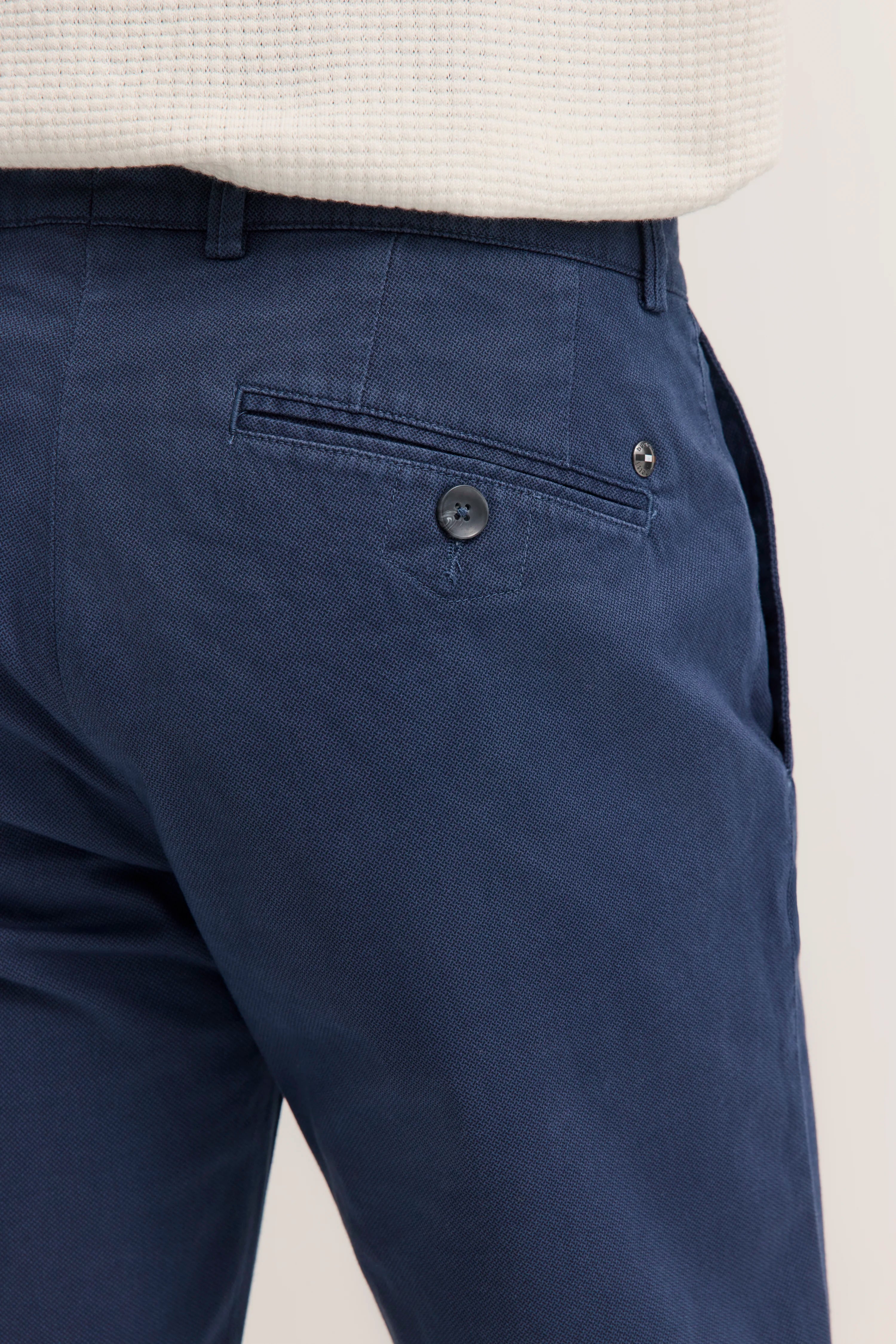 Blaues bugatti Chino-Hose Detailaufnahme, Stoffstruktur erkennbar. Leger, ohne Model.