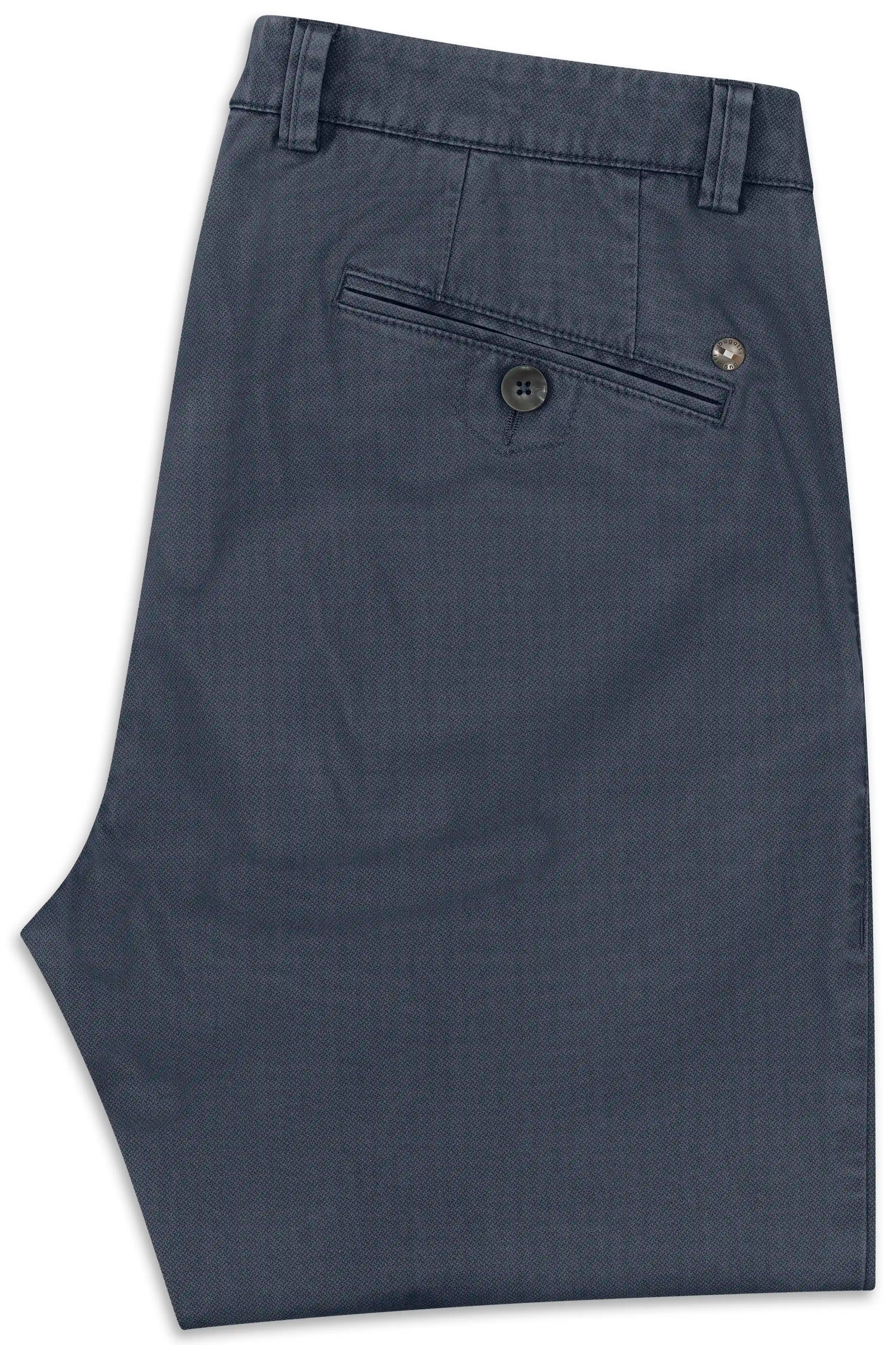 Dunkelblaue bugatti Chinohose mit feinem Muster, Büstenbild.