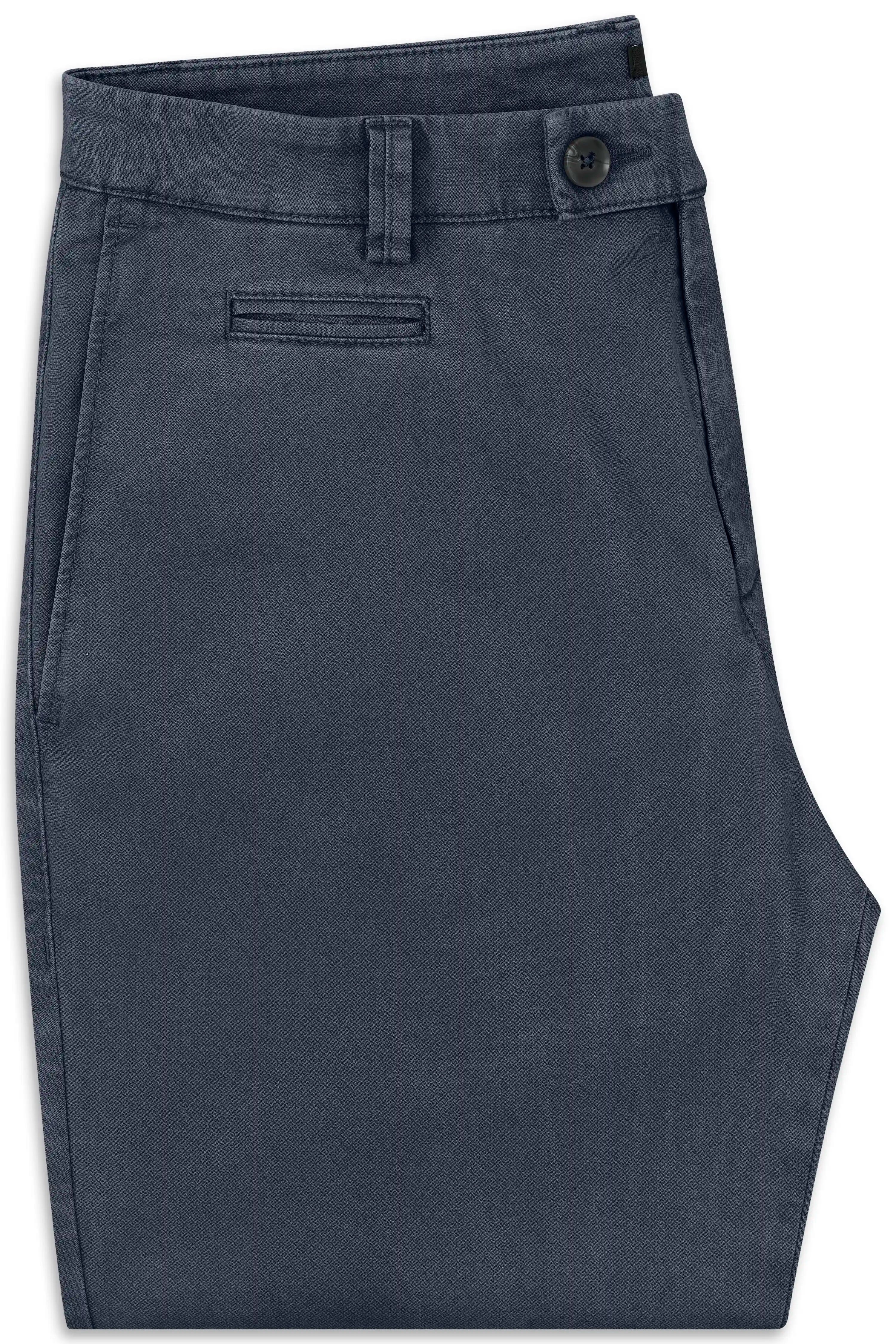 Dunkelblaue bugatti Chinohose, Büstenbild, zeitlos und stilvoll.