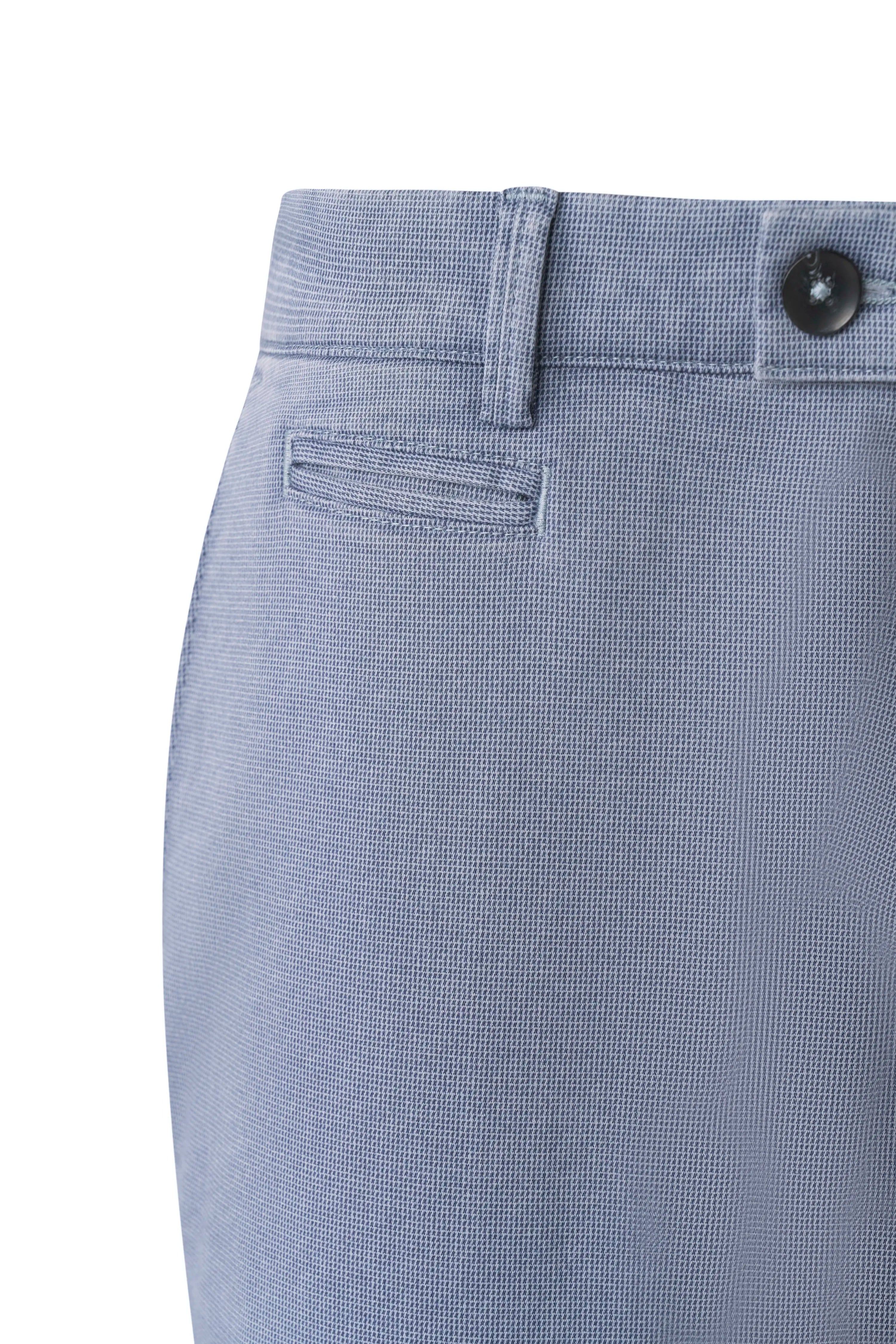 Graue Textur-Hose von bugatti, Detailansicht, elegantes Design mit feiner Struktur.