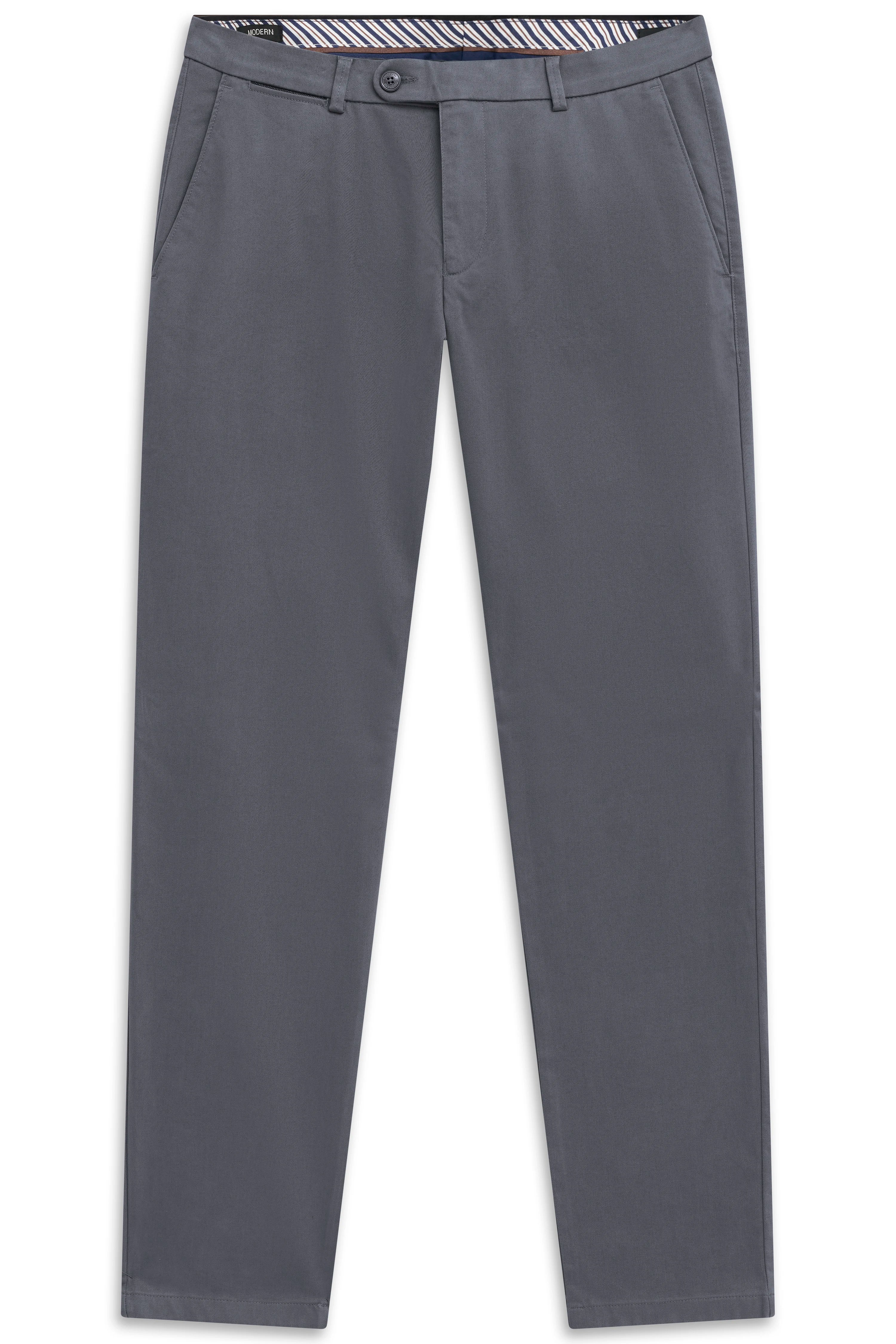 Hellgrauer Pullover und graue Hose von bugatti, legeres Modelbild, Rückenansicht.