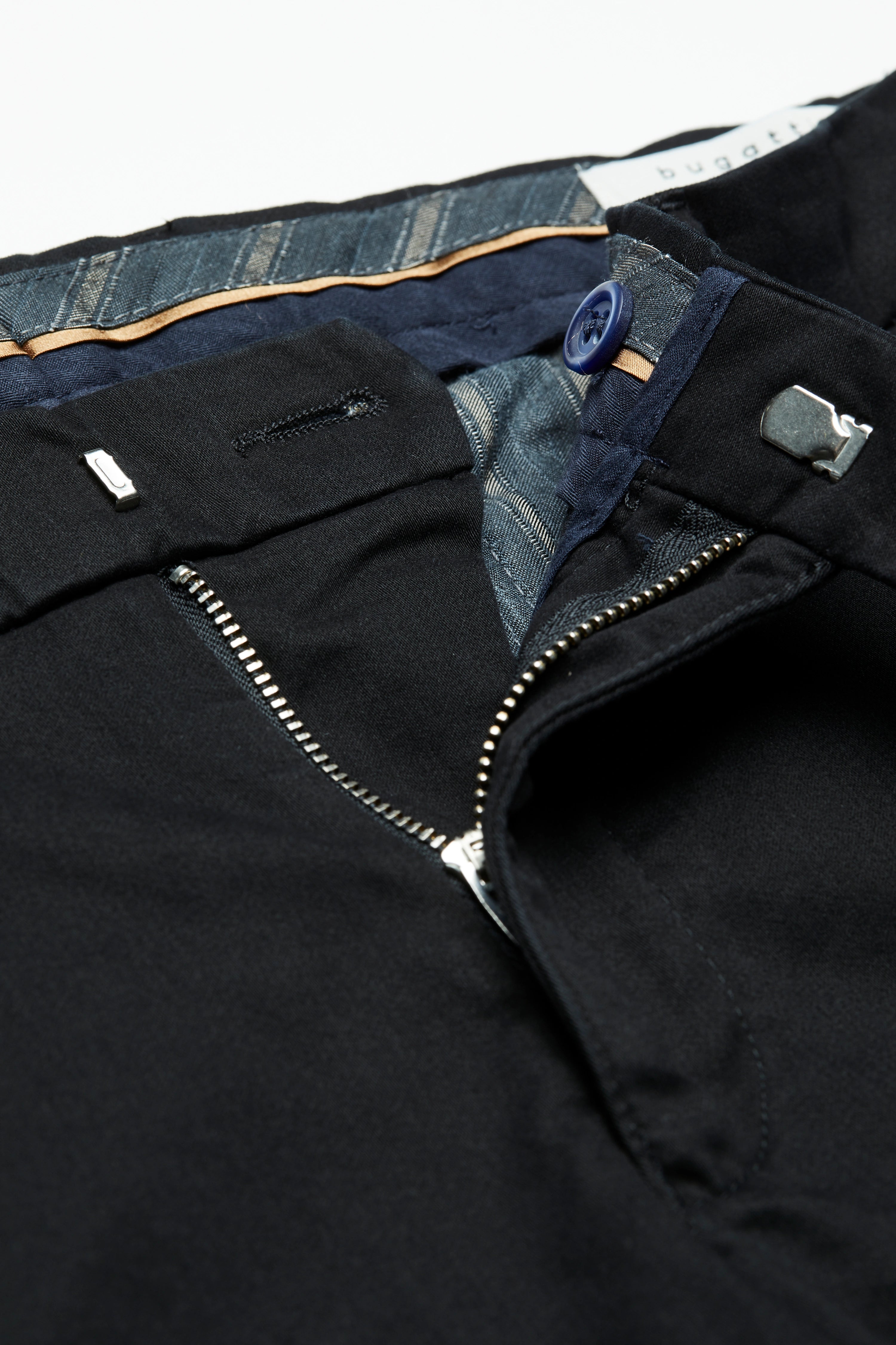 Schwarze bugatti Hose mit offenem Reißverschluss, Detailansicht der Innenseite, elegantes Design.