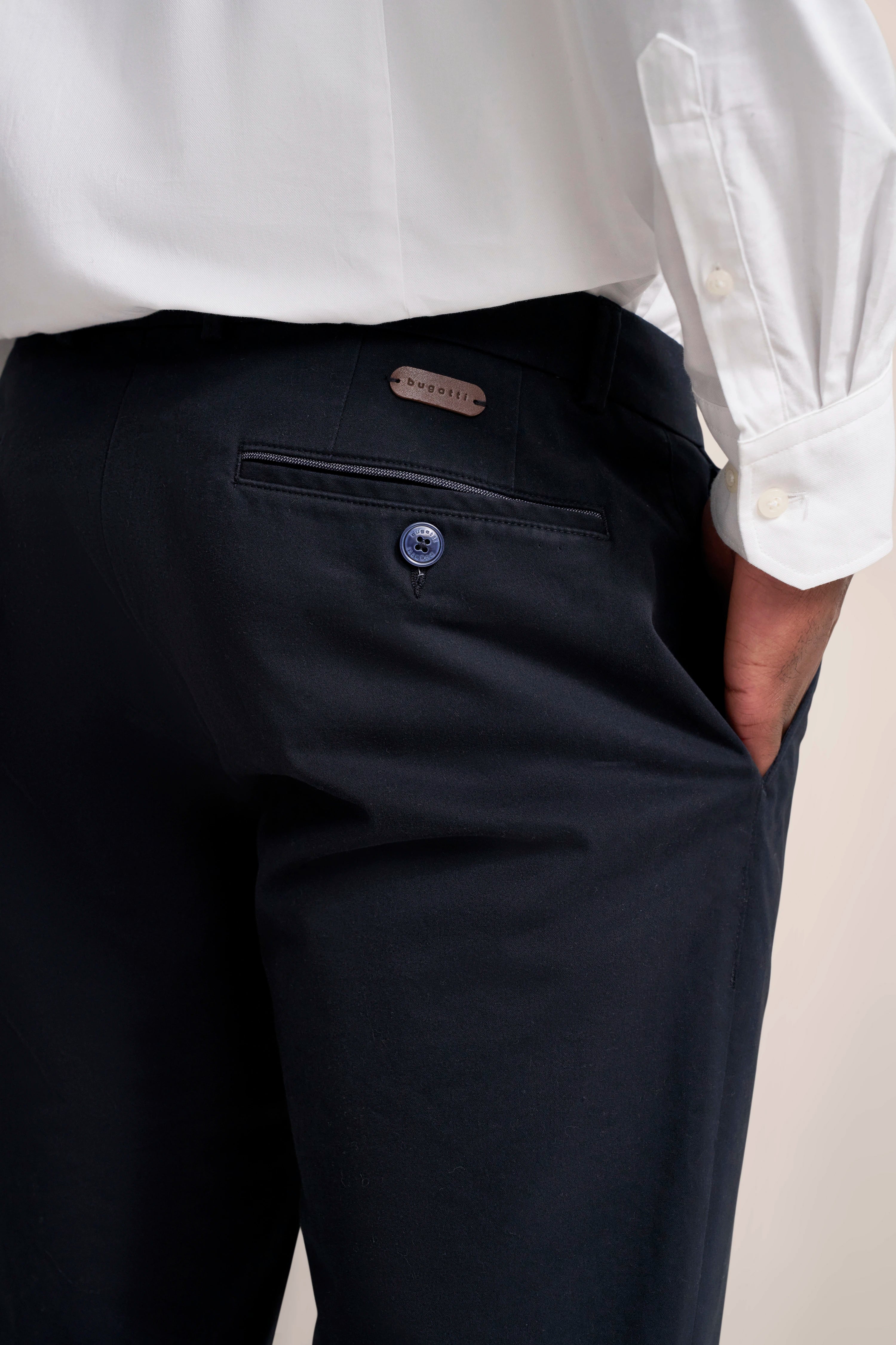 Weiße Bluse und schwarze bugatti Hose, legeres Büstenbild, seitliche Ansicht.