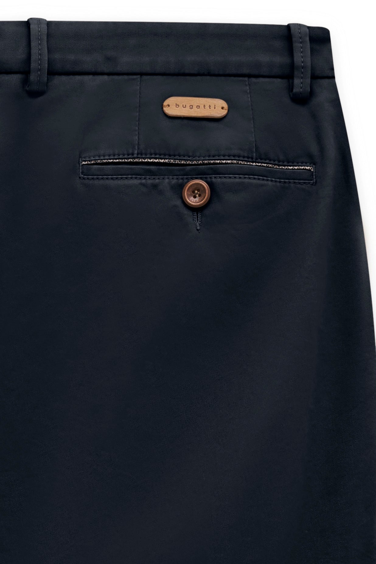Navy Chino-Hose mit bugatti-Logo, Detailaufnahme des Gesäßtaschenbereichs.