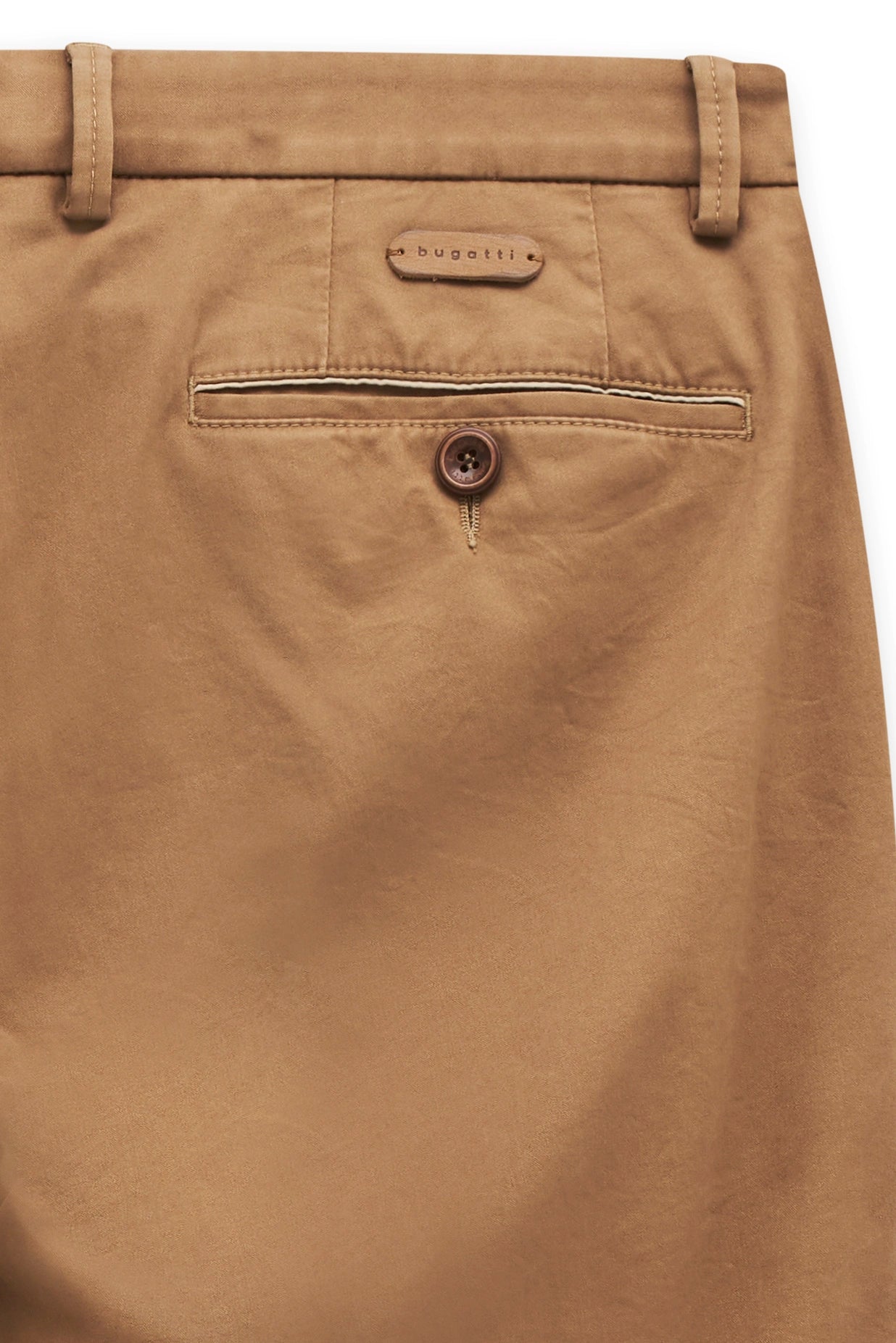Bugatti Herrenhose in Beige, Detailaufnahme der Rückseite mit Knopf und Schlaufe.