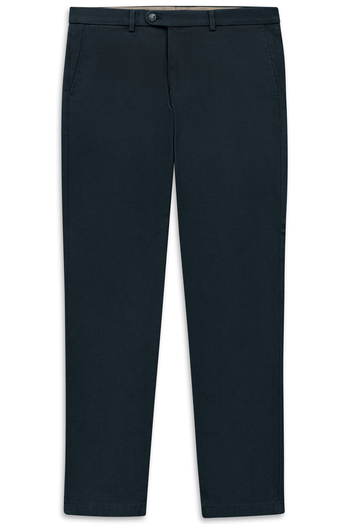 Model trägt beige Pullover, dunkelblaue Hose, braune Schuhe