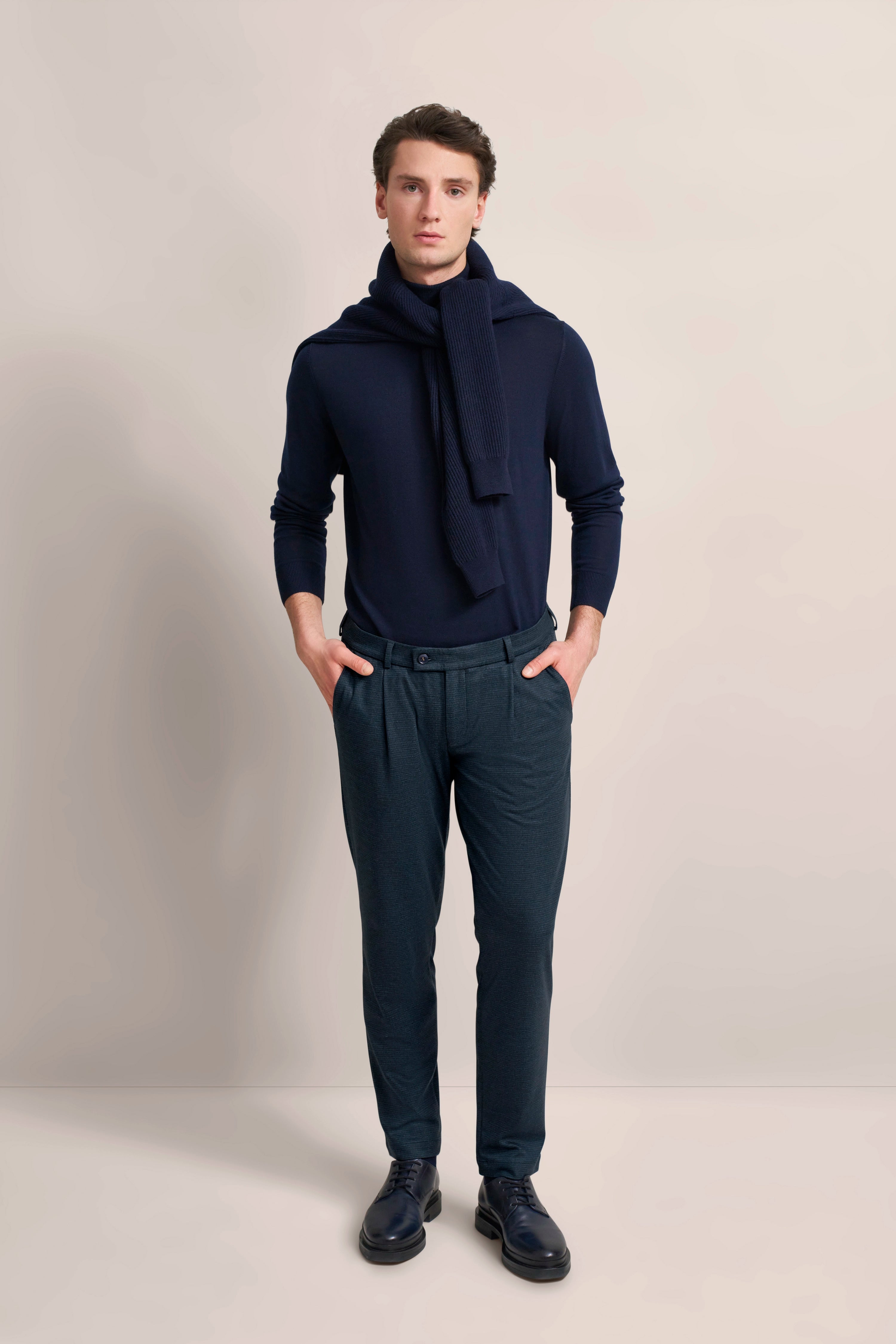 Navy Pullover und Schal, graue Hose, dunkelblaue Schuhe