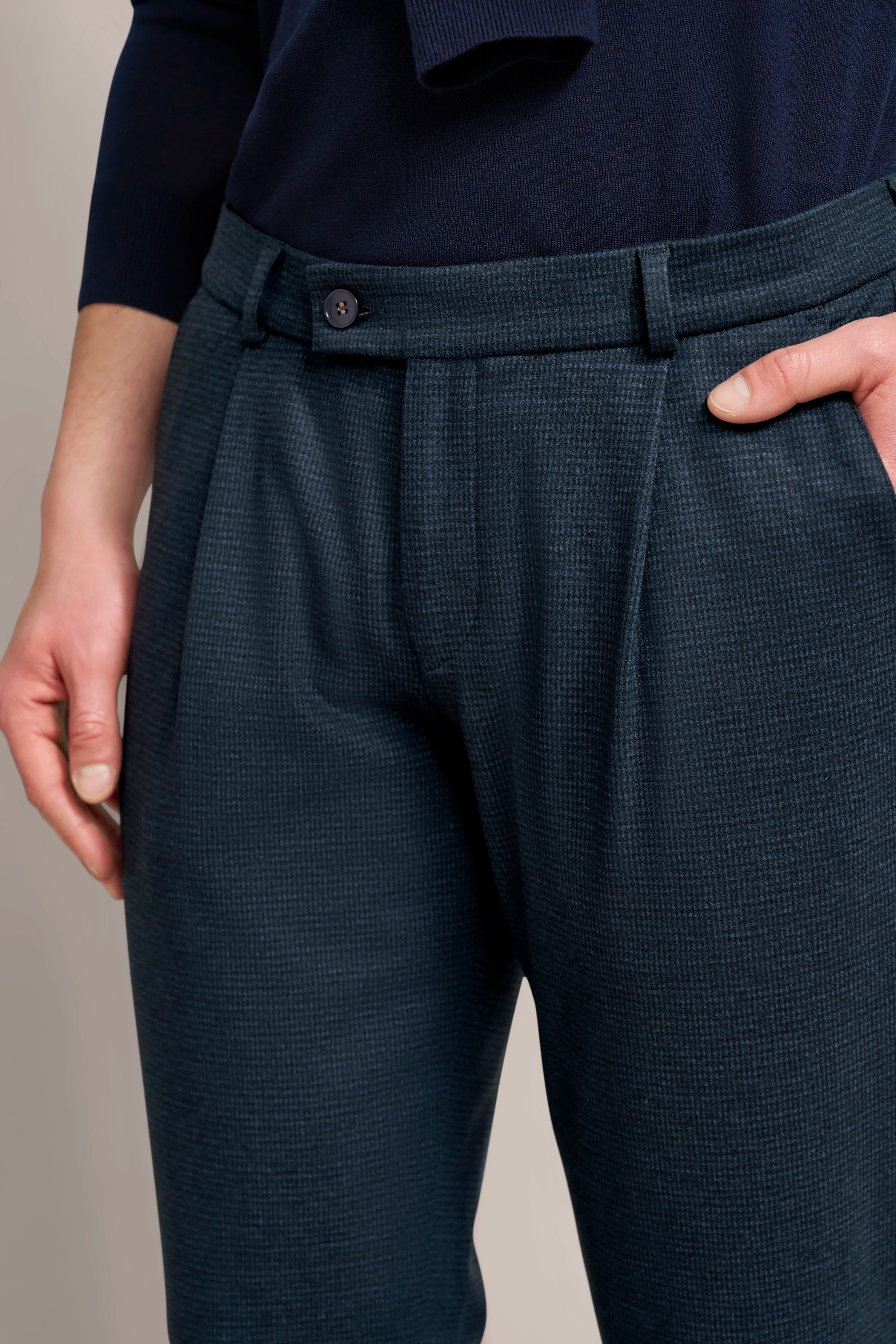 Elegante blaue bugatti-Hose in dezentem Muster, Rückansicht, ideal für stilvolle Alltagslooks.