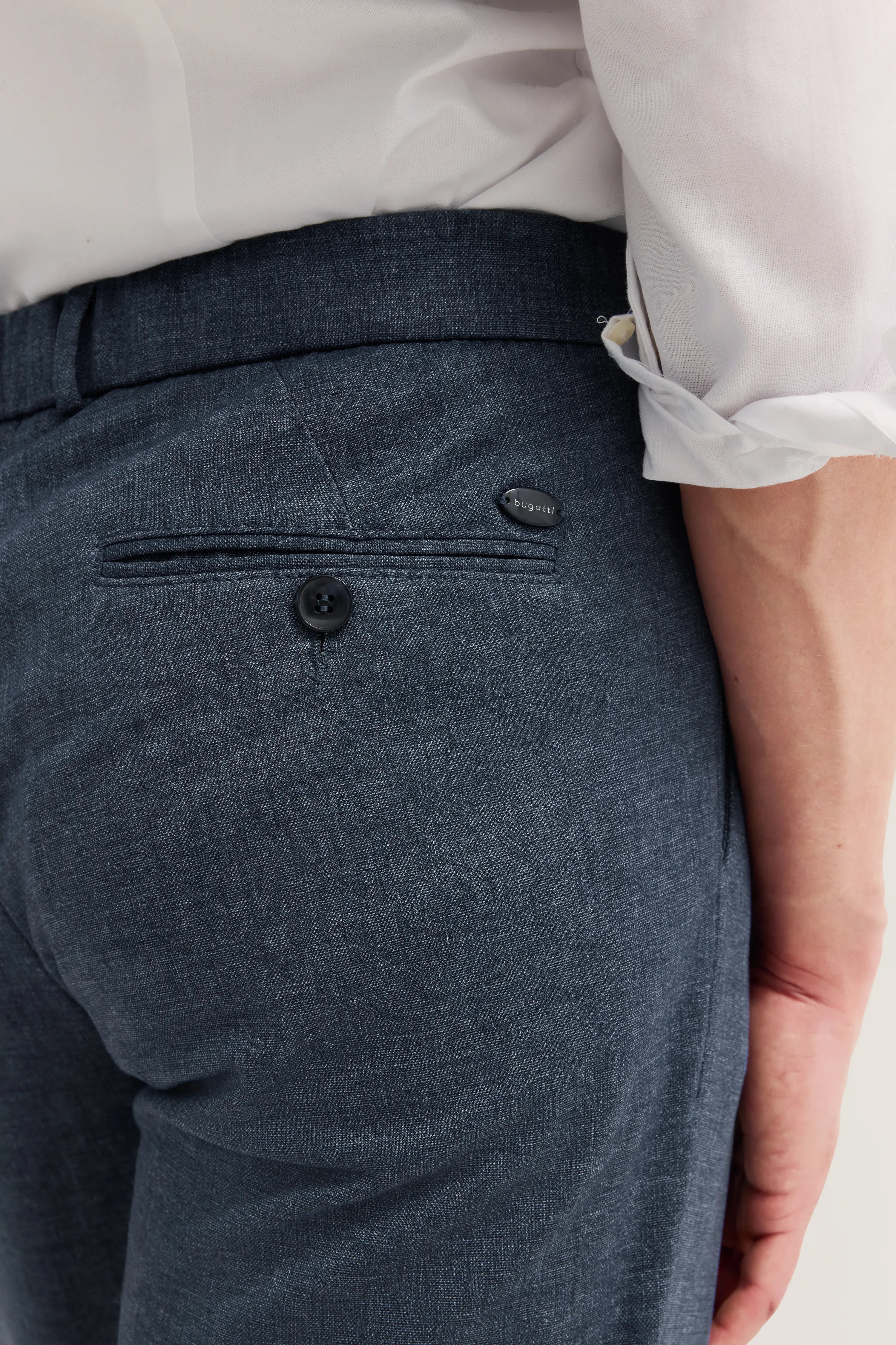 Elegante bugatti Hose in Dunkelblau, legeres Büstenbild, ideal für stilvolle Anlässe.