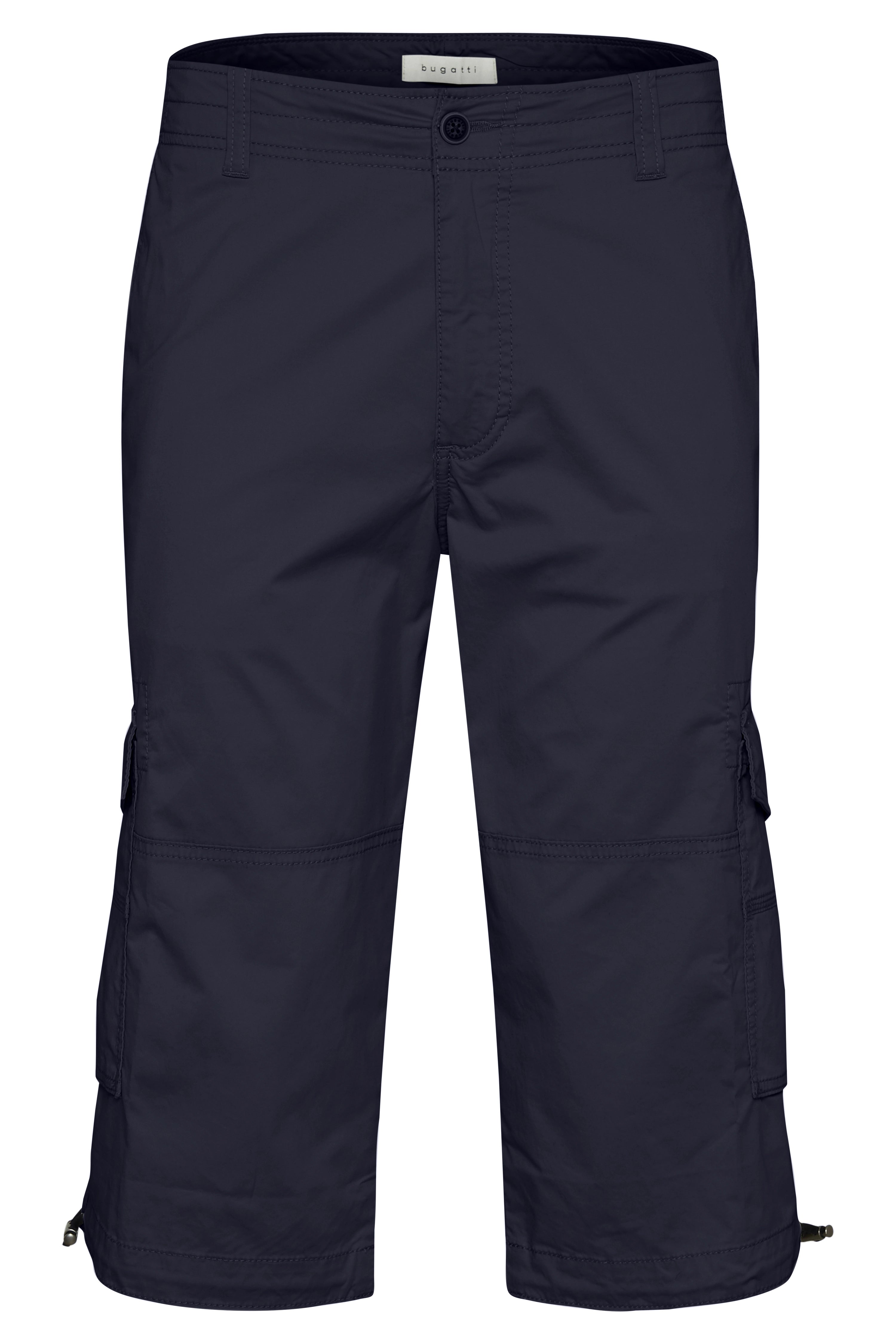 Dunkelblaue bugatti Cargo-Bermuda, legeres Büstenbild, hohe Qualität und stilvolle Einfachheit.