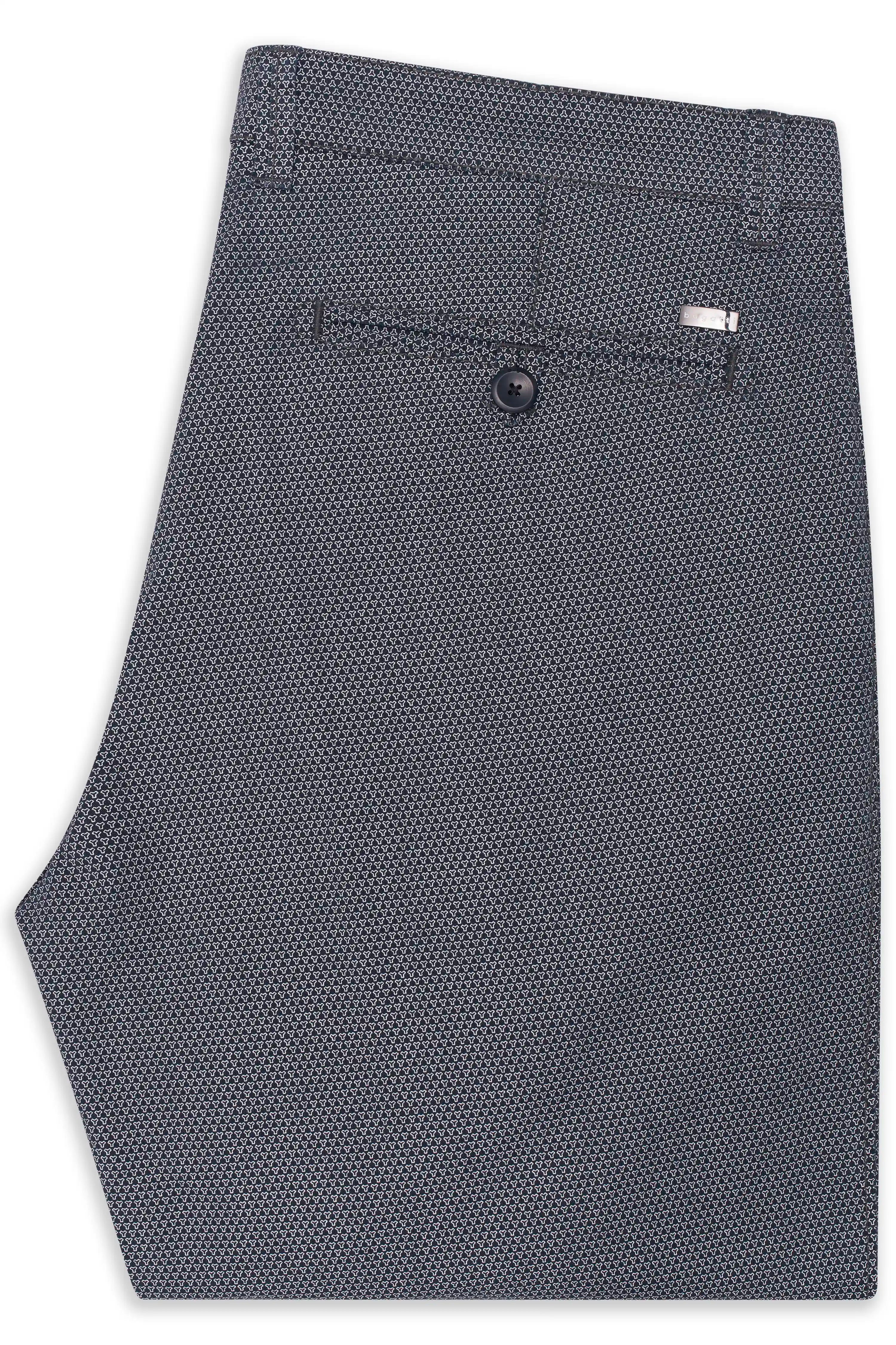Graue bugatti Hose mit feinem Muster, Detailaufnahme, eleganter Stil.